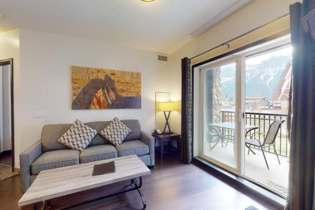 G222 Family Fun- MTN View Stay, Water slide, Pool, Hot Tub, Free Parking