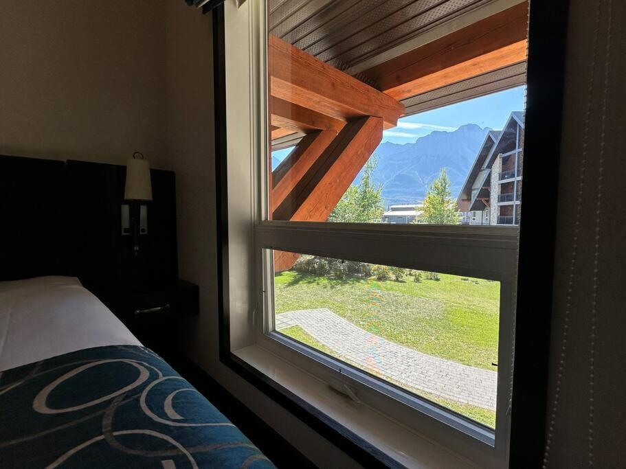 G222 Family Fun- MTN View Stay, Water slide, Pool, Hot Tub, Free Parking