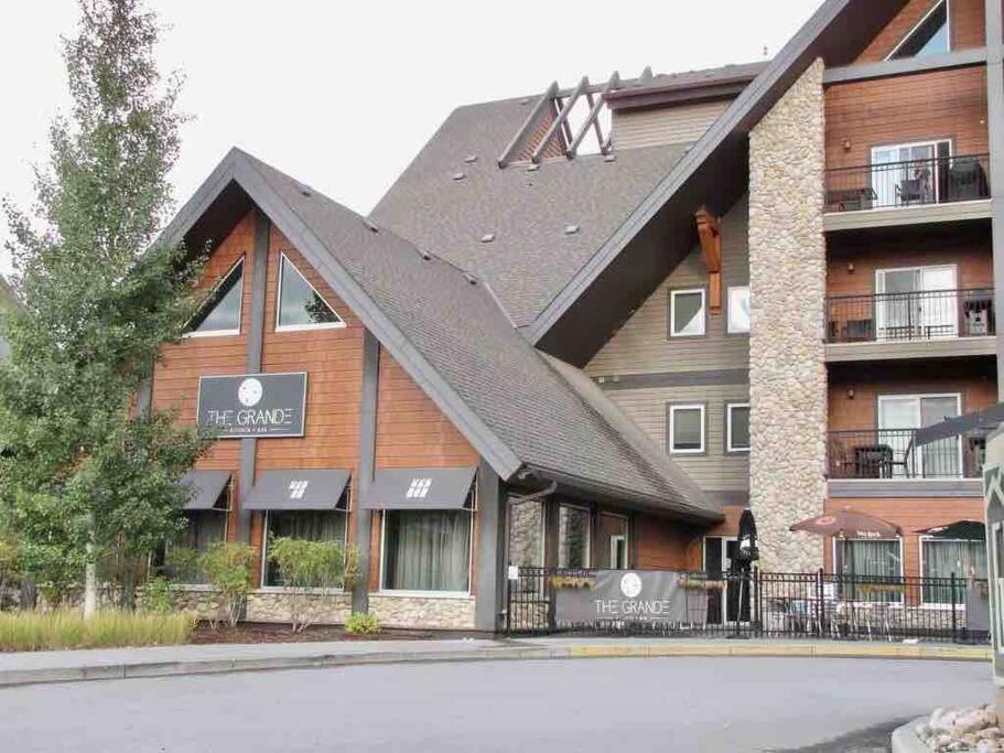 G222 Family Fun- MTN View Stay, Water slide, Pool, Hot Tub, Free Parking