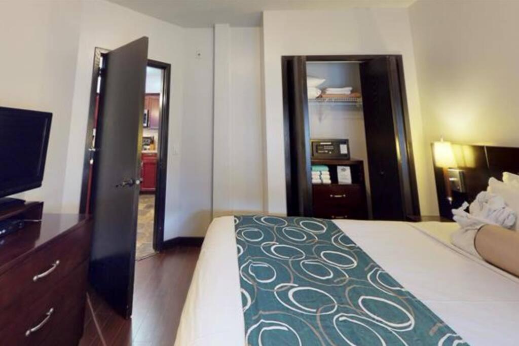 G222 Family Fun- MTN View Stay, Water slide, Pool, Hot Tub, Free Parking