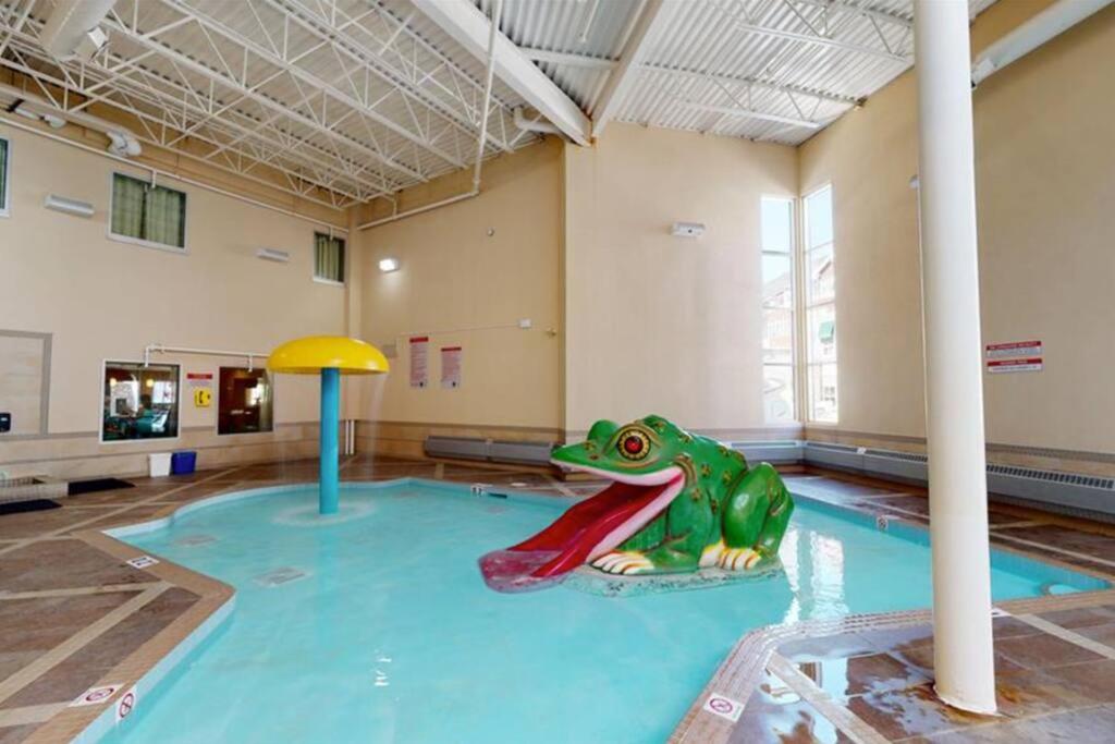 G222 Family Fun- MTN View Stay, Water slide, Pool, Hot Tub, Free Parking