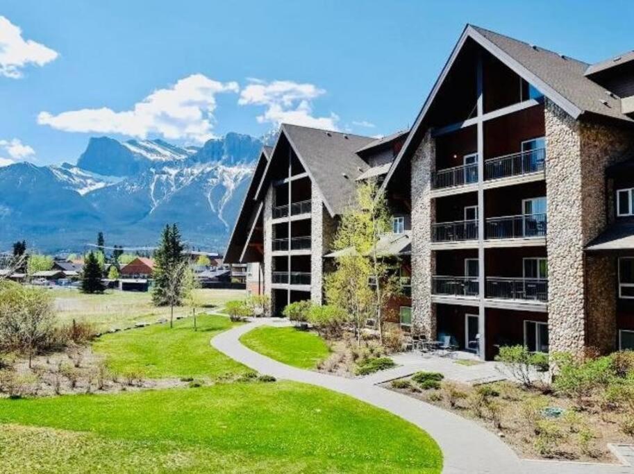 G222 Family Fun- MTN View Stay, Water slide, Pool, Hot Tub, Free Parking