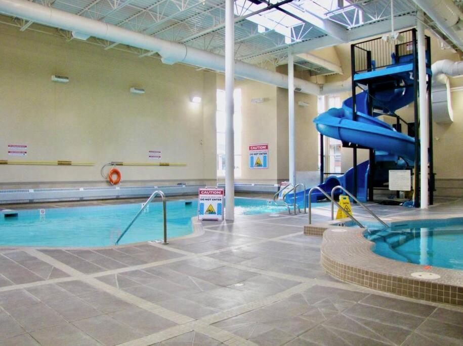 G222 Family Fun- MTN View Stay, Water slide, Pool, Hot Tub, Free Parking
