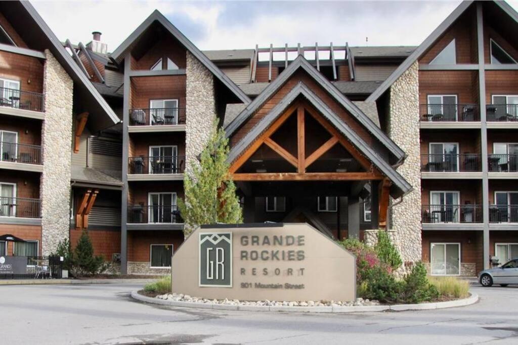 G222 Family Fun- MTN View Stay, Water slide, Pool, Hot Tub, Free Parking