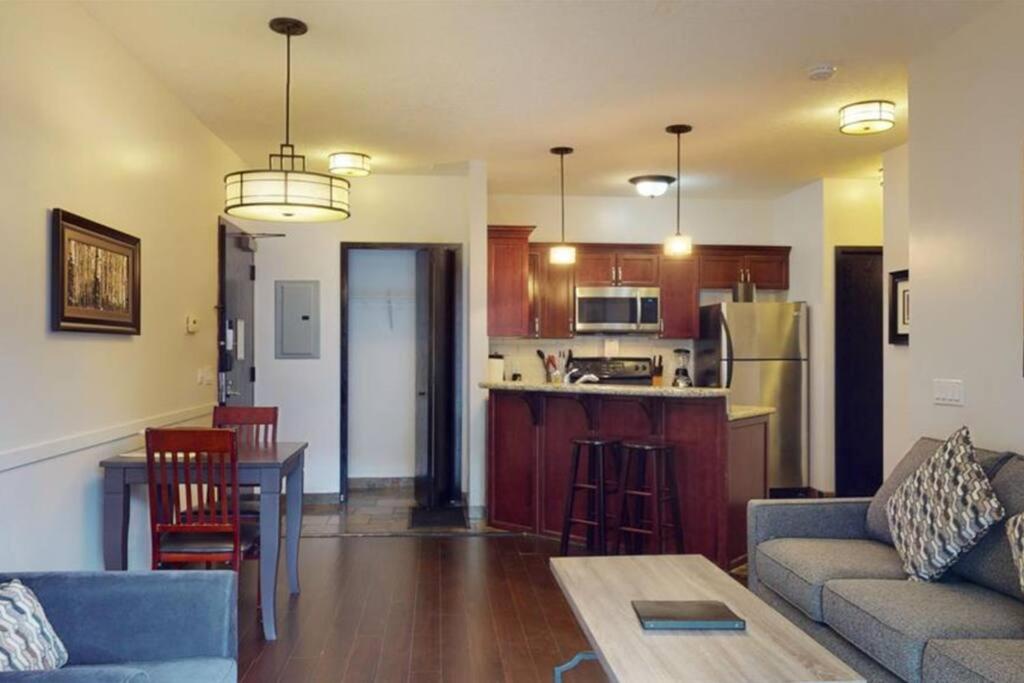 G222 Family Fun- MTN View Stay, Water slide, Pool, Hot Tub, Free Parking