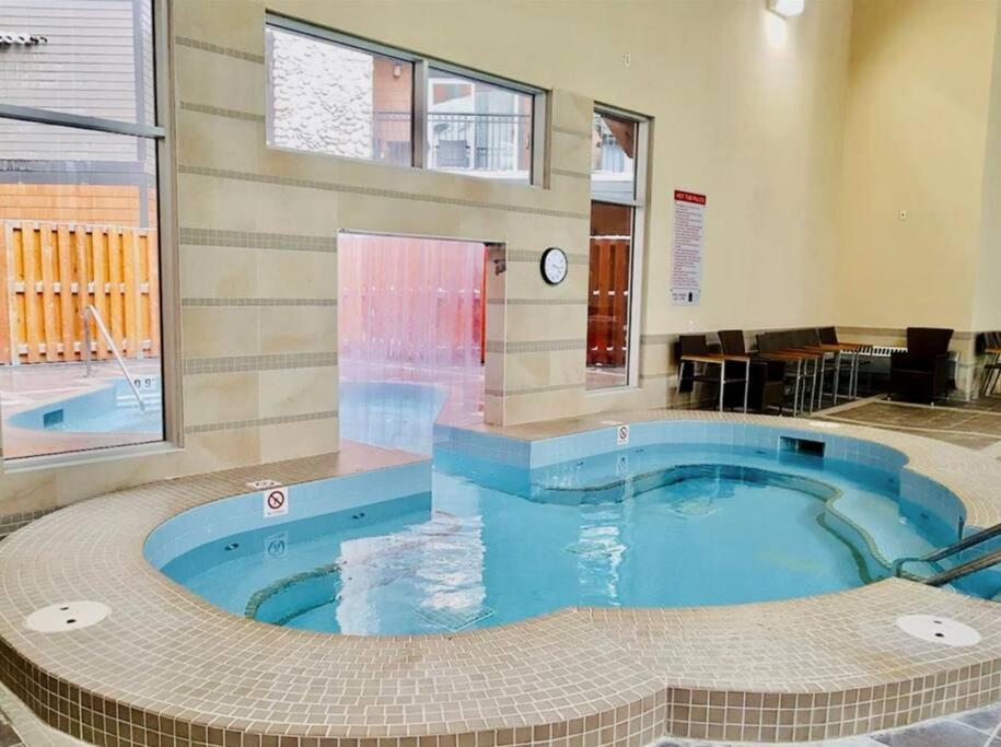 G222 Family Fun- MTN View Stay, Water slide, Pool, Hot Tub, Free Parking