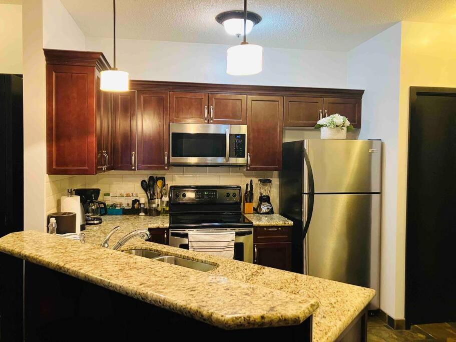 G222 Family Fun- MTN View Stay, Water slide, Pool, Hot Tub, Free Parking