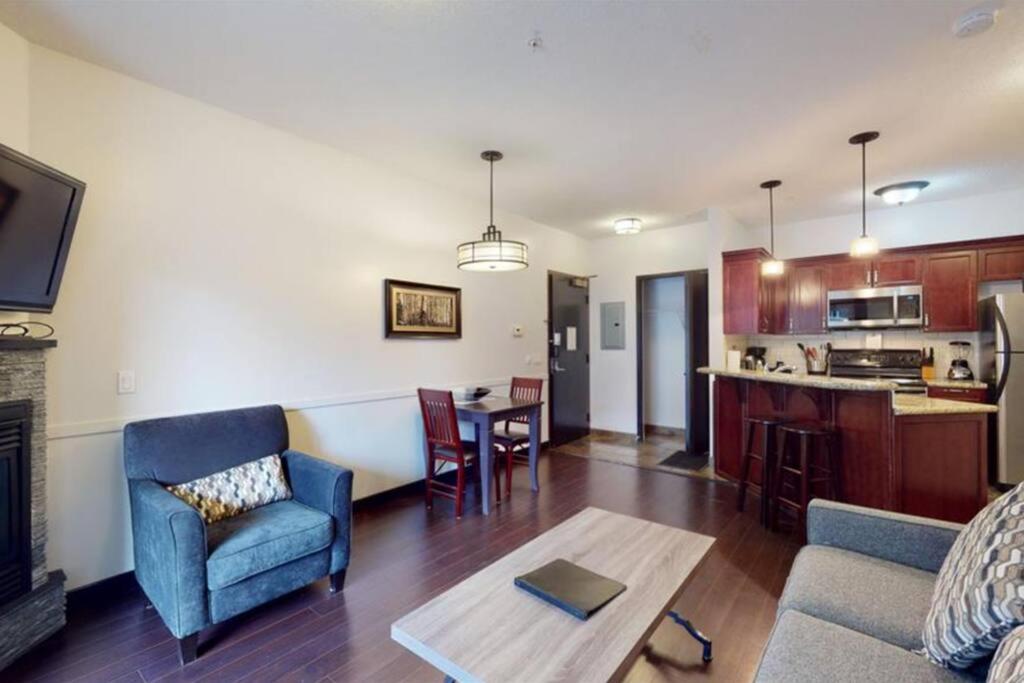G222 Family Fun- MTN View Stay, Water slide, Pool, Hot Tub, Free Parking