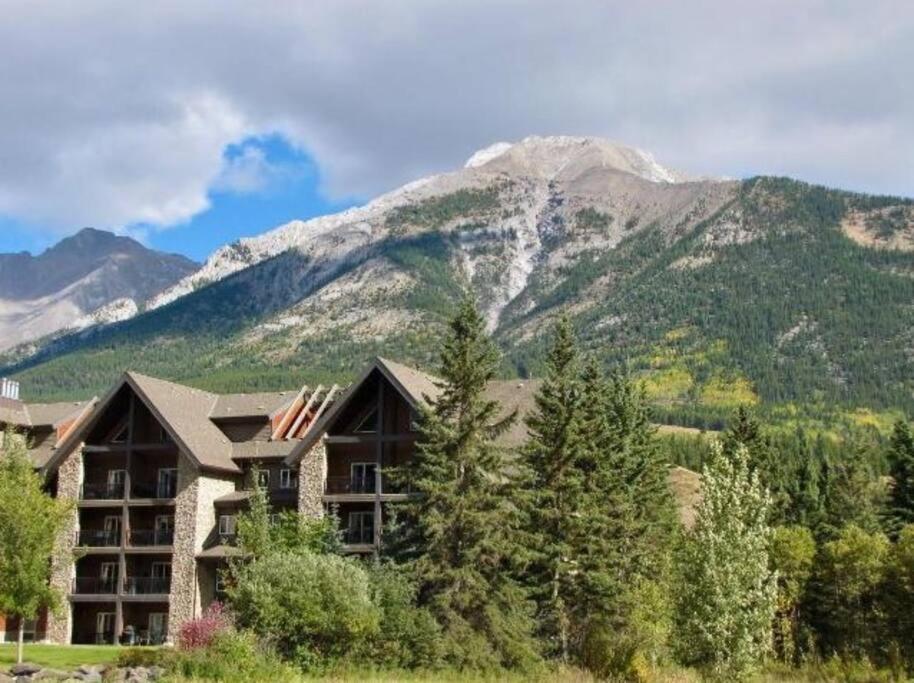 G222 Family Fun- MTN View Stay, Water slide, Pool, Hot Tub, Free Parking