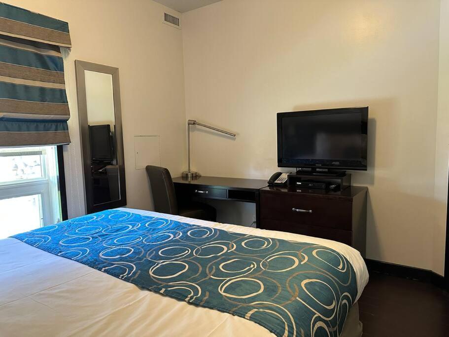 G222 Family Fun- MTN View Stay, Water slide, Pool, Hot Tub, Free Parking