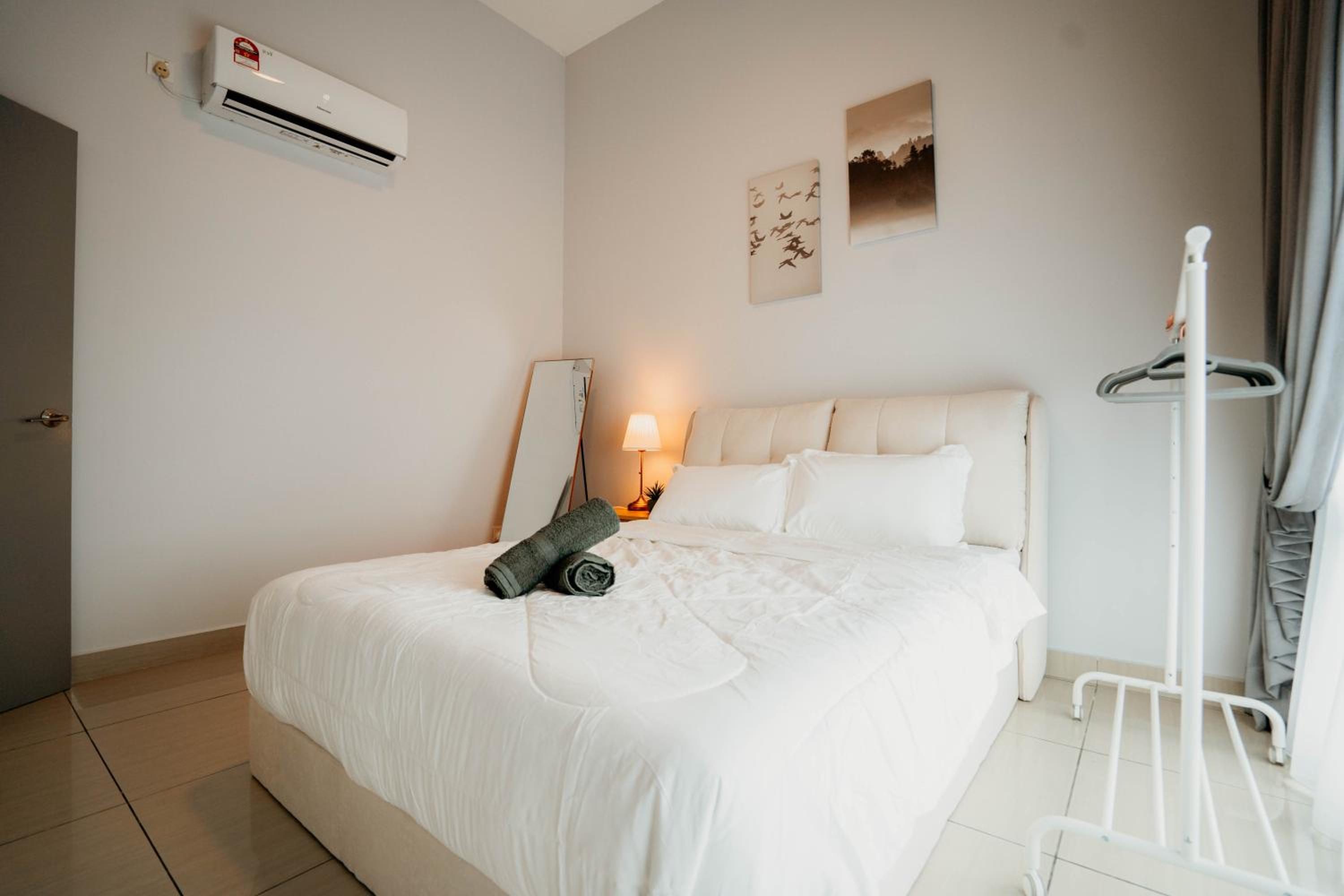 Mount Austin Muji Style 4pax Deluxe Room by Our Stay