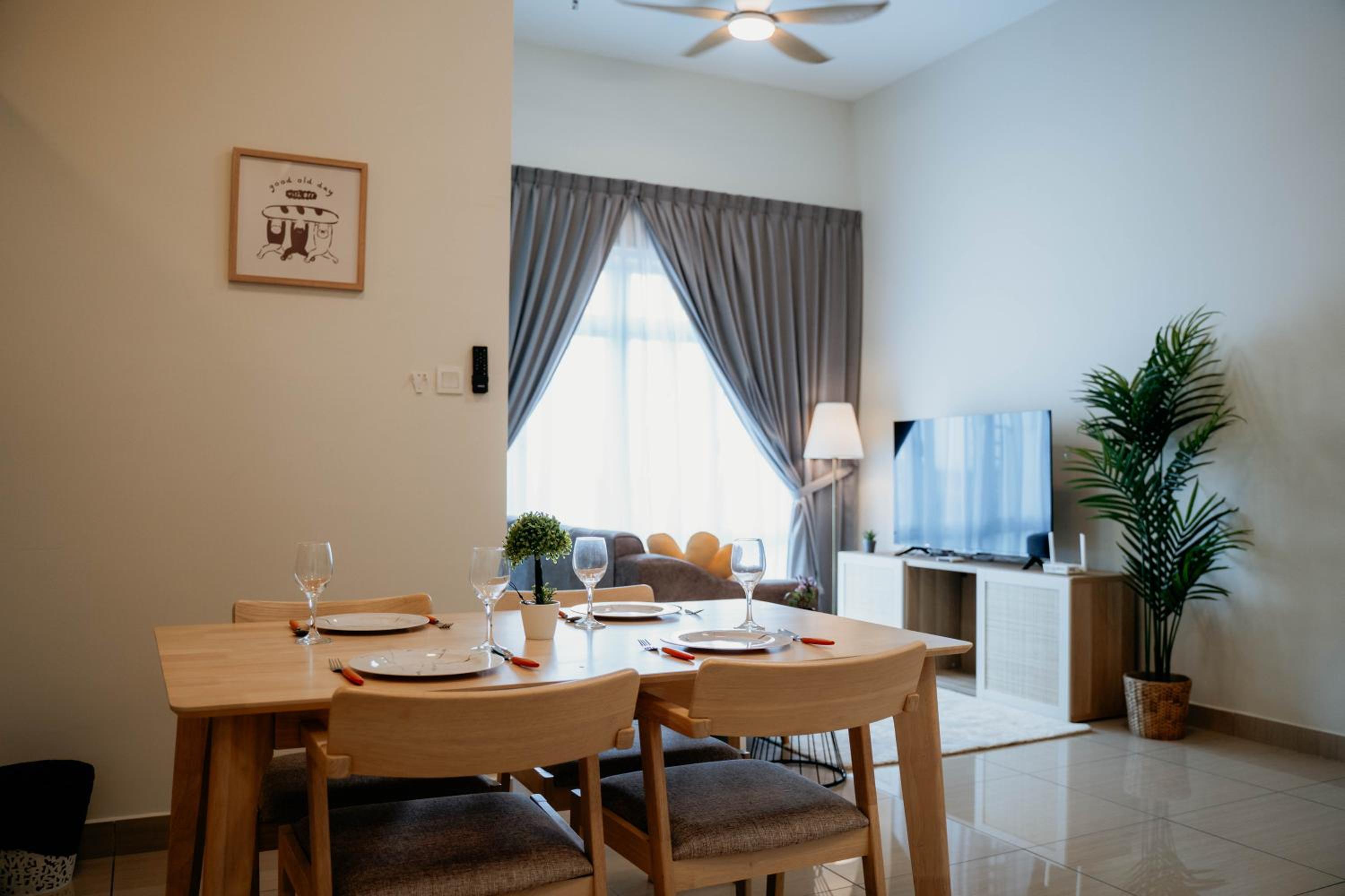 Mount Austin Muji Style 4pax Deluxe Room by Our Stay