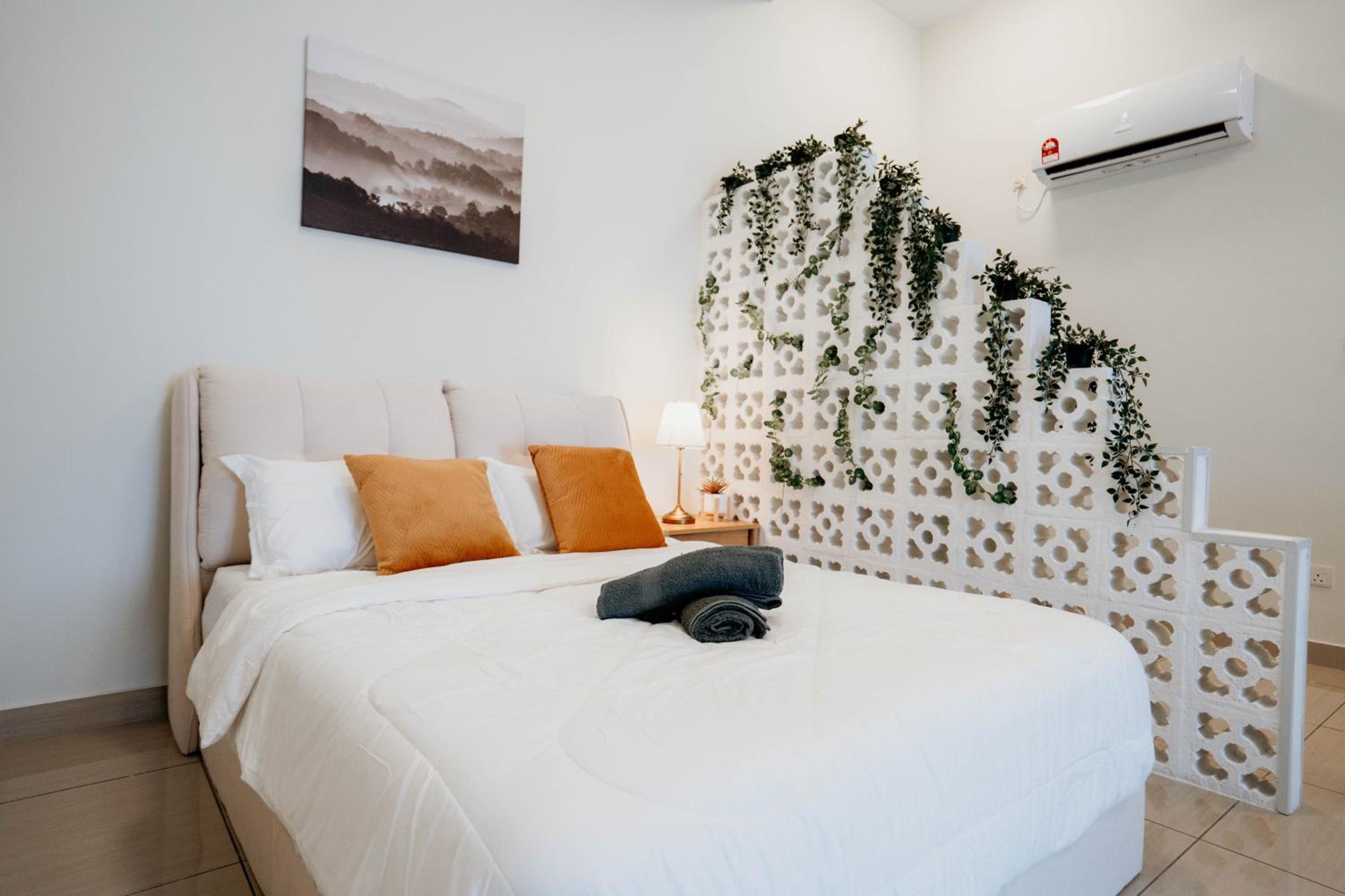 Mount Austin Muji Style 4pax Deluxe Room by Our Stay