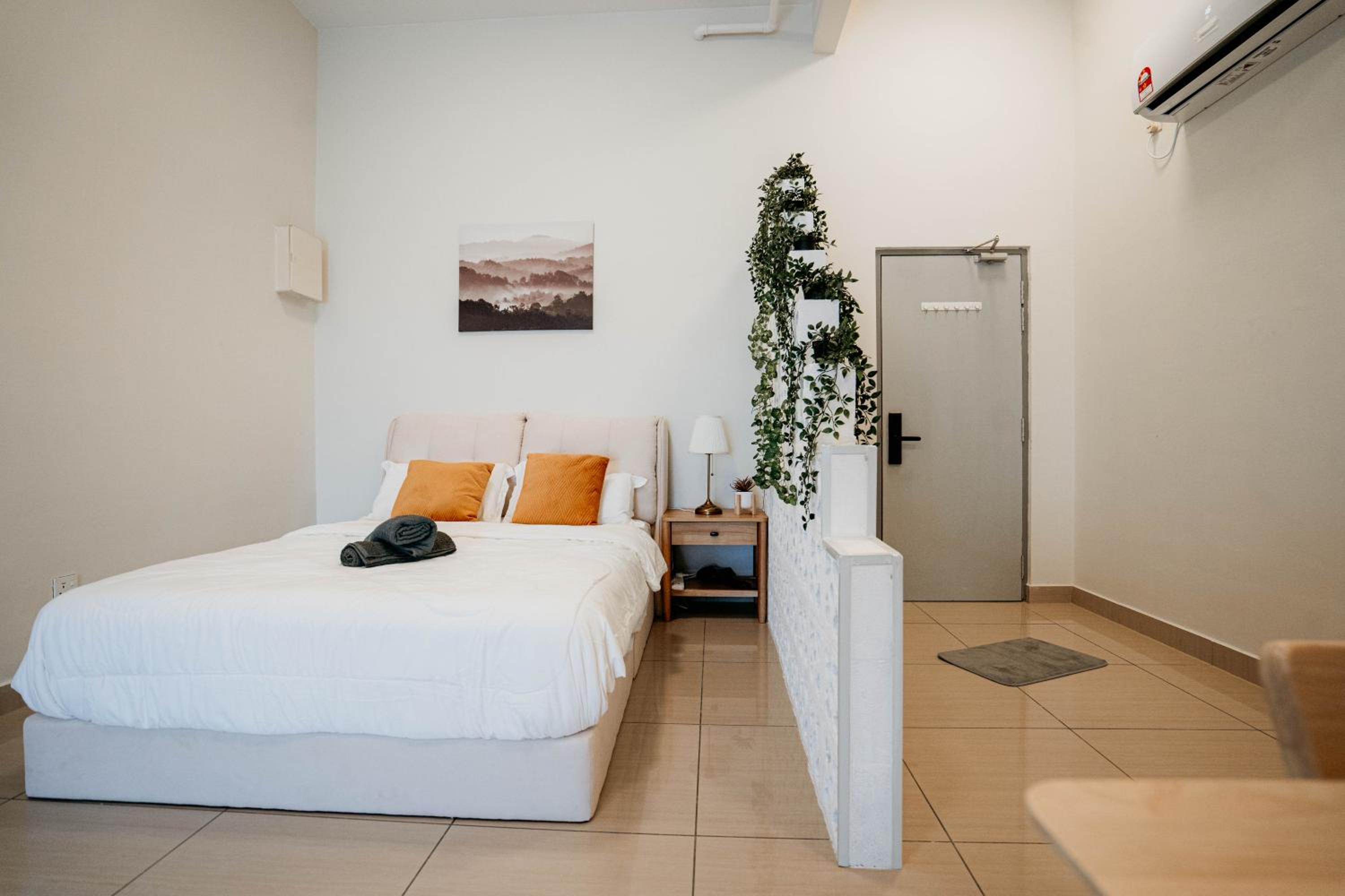 Mount Austin Muji Style 4pax Deluxe Room by Our Stay