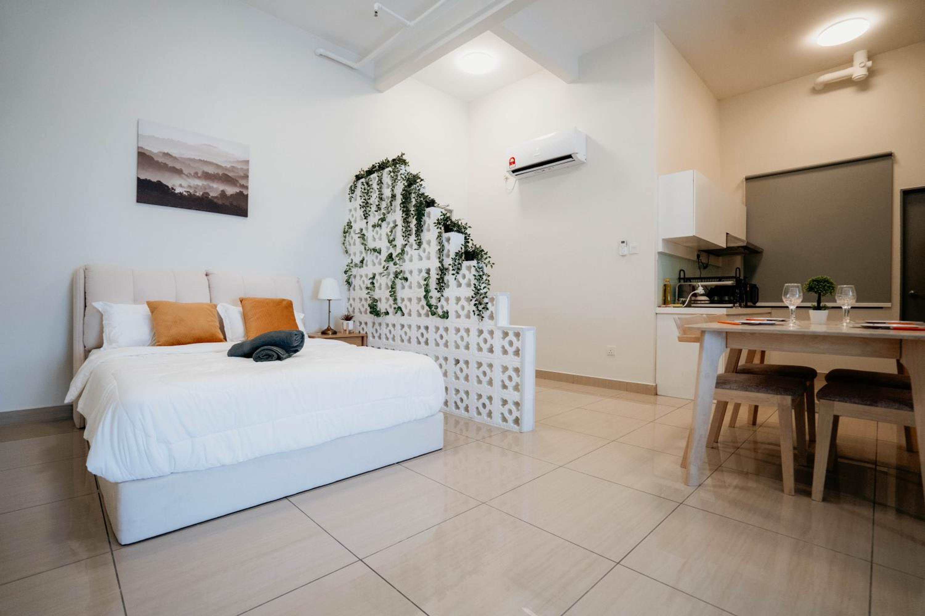 Mount Austin Muji Style 4pax Deluxe Room by Our Stay
