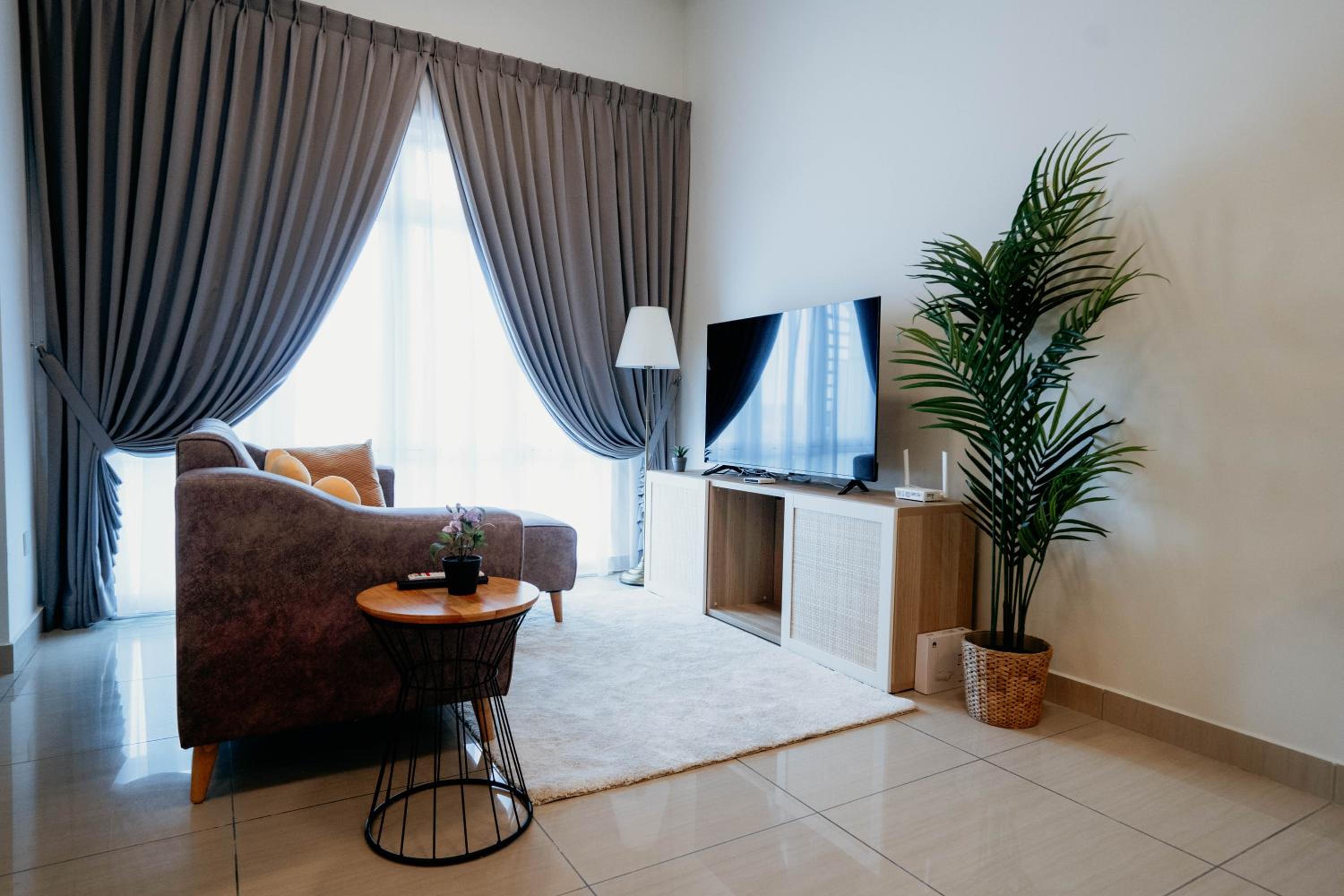 Mount Austin Muji Style 4pax Deluxe Room by Our Stay