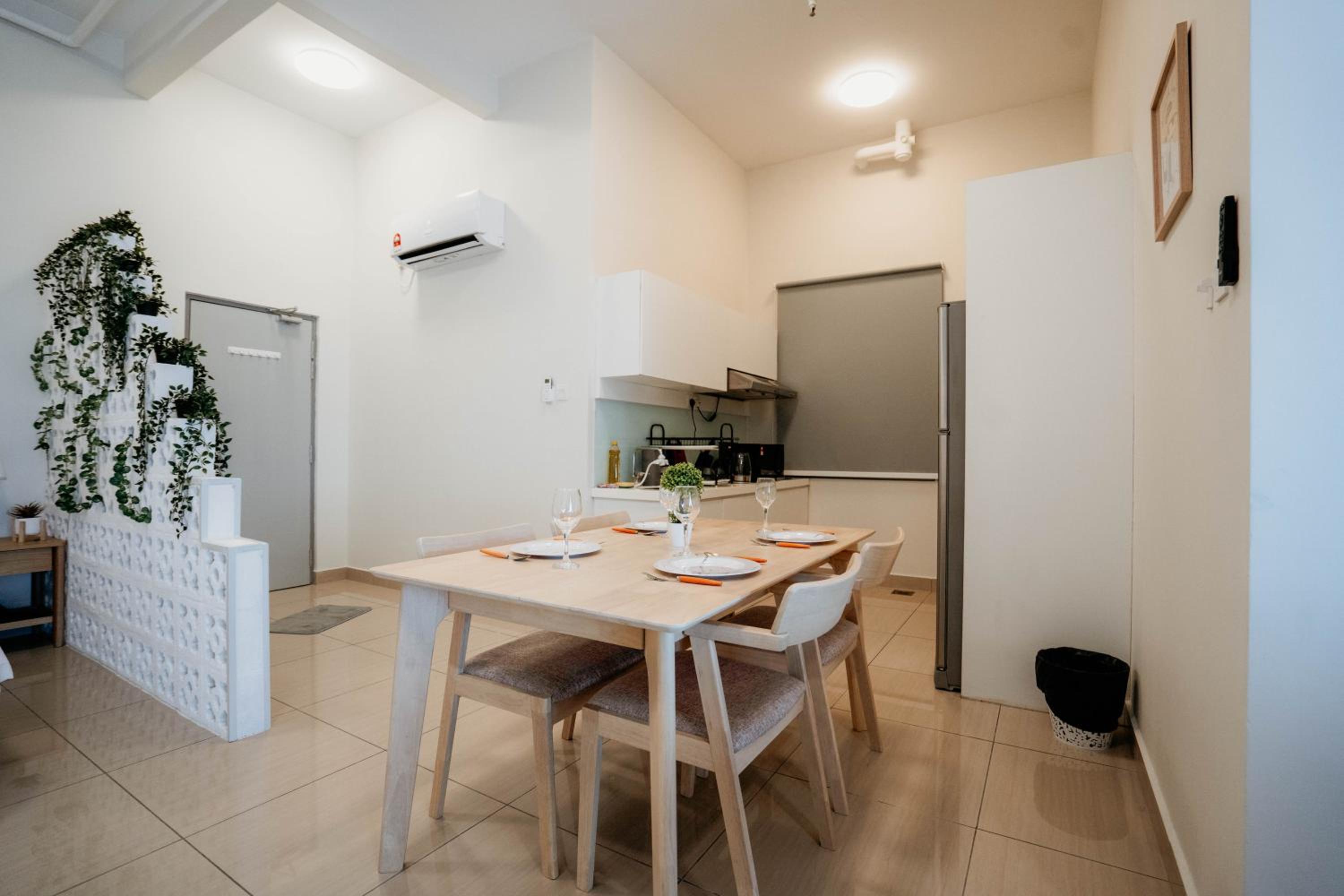 Mount Austin Muji Style 4pax Deluxe Room by Our Stay