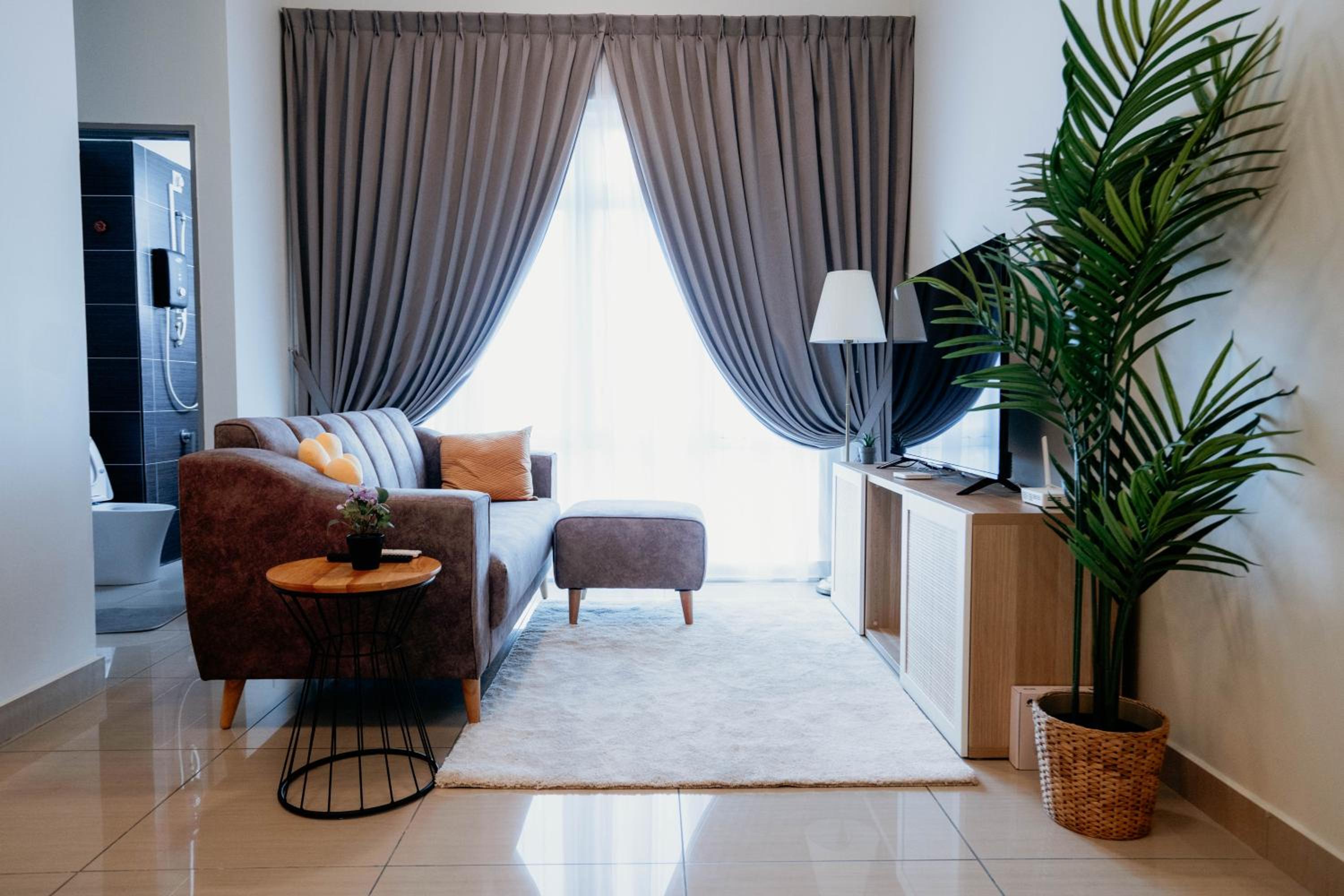 Mount Austin Muji Style 4pax Deluxe Room by Our Stay
