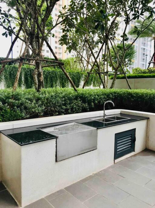 Q7 Riverside 2 bed rooms w River-view, Netflix & Pool