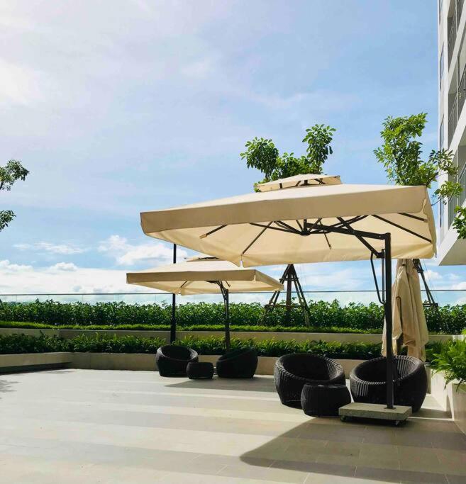 Q7 Riverside 2 bed rooms w River-view, Netflix & Pool
