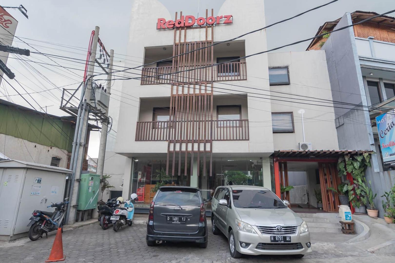RedDoorz Plus near Asia Afrika 3