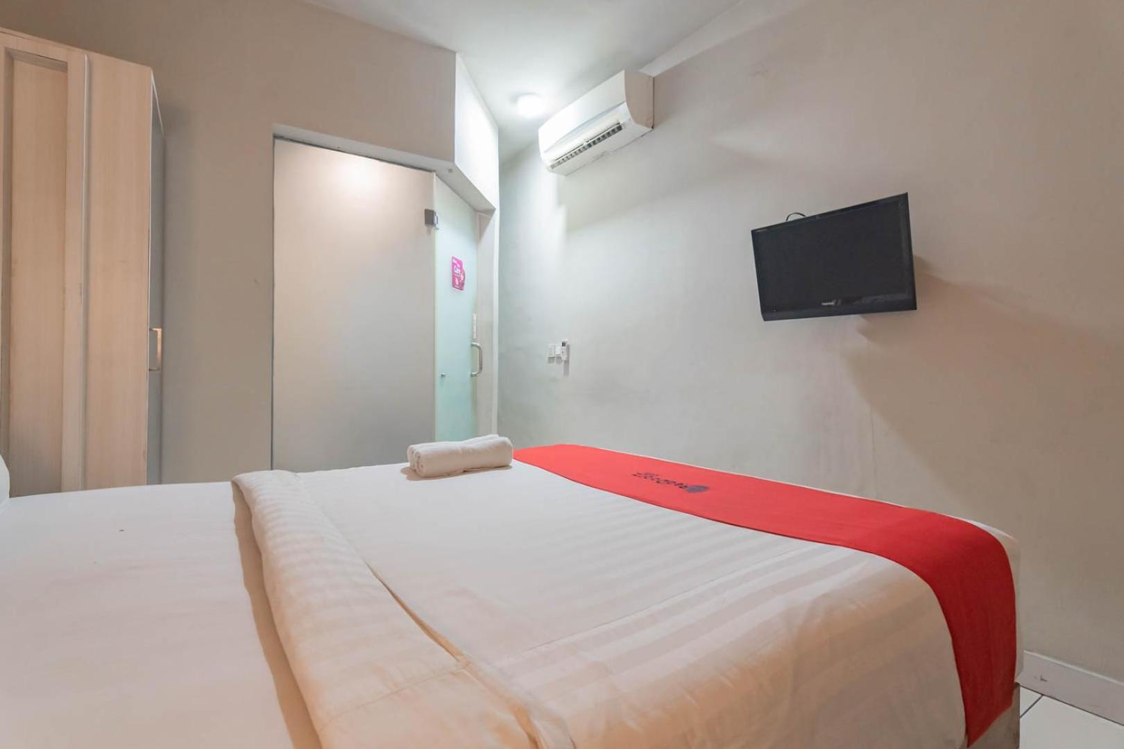 RedDoorz Plus near Asia Afrika 3