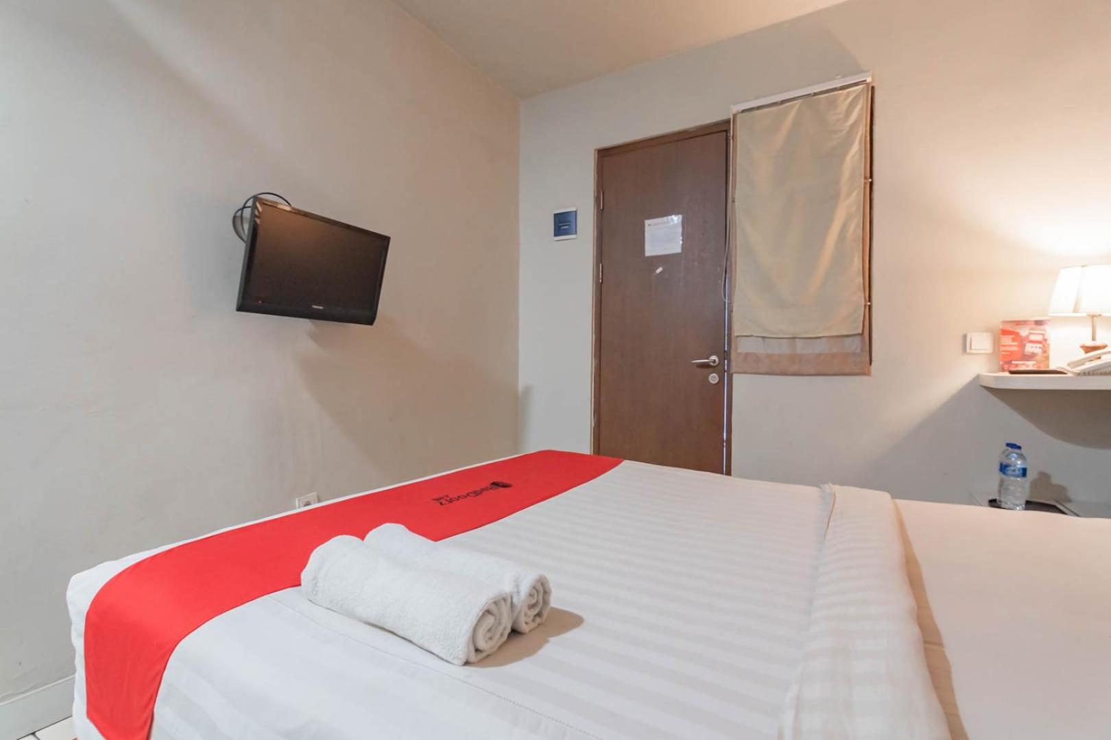 RedDoorz Plus near Asia Afrika 3