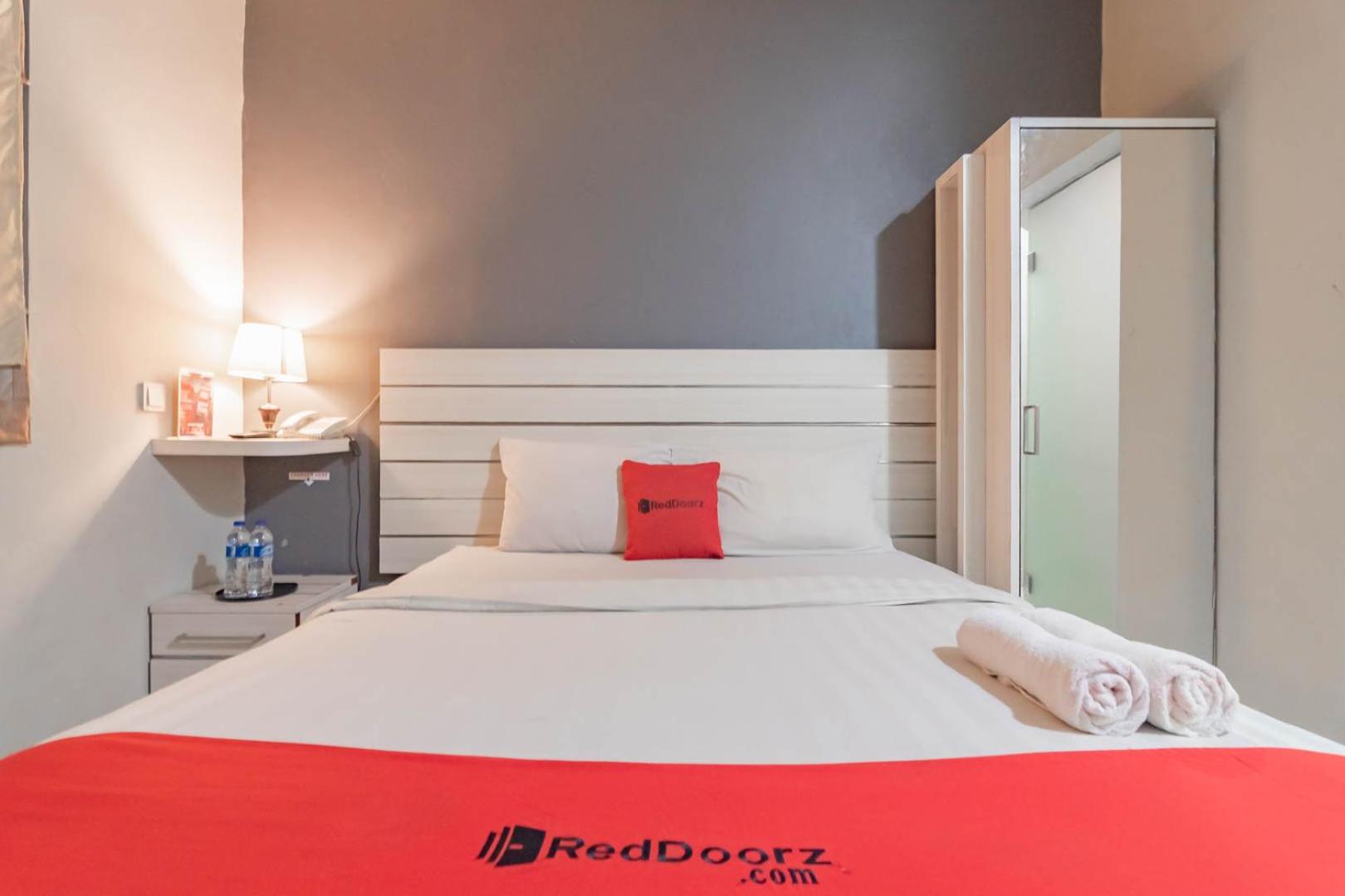 RedDoorz Plus near Asia Afrika 3