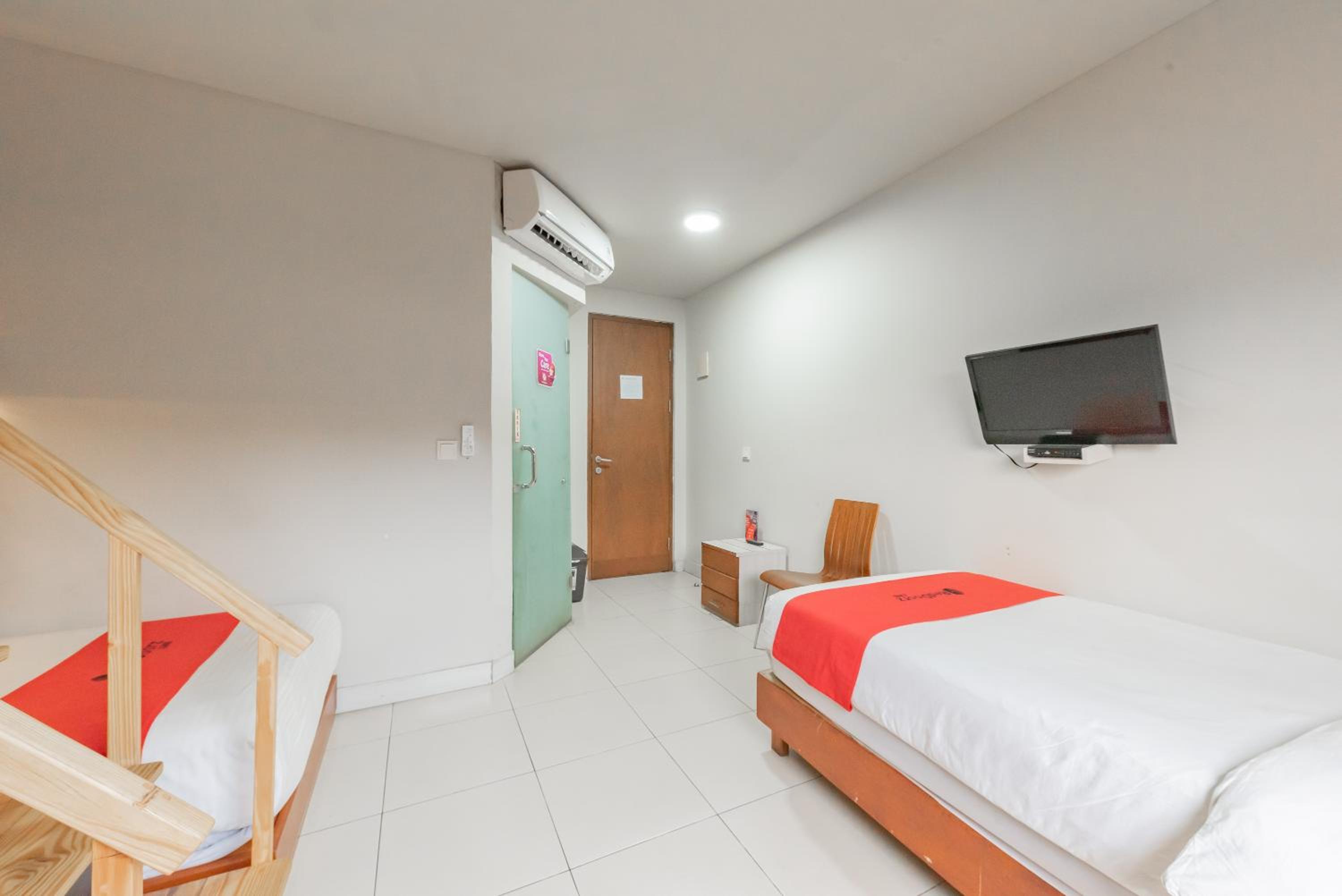 RedDoorz Plus near Asia Afrika 3