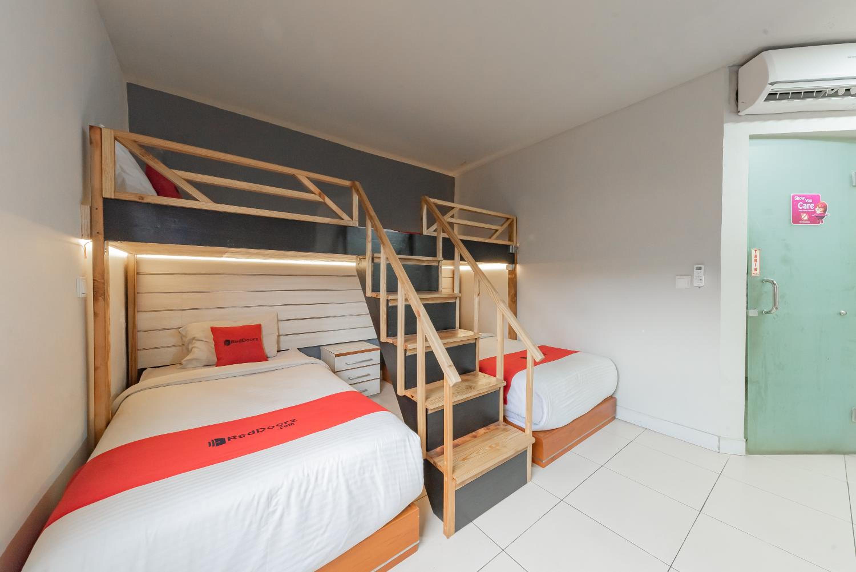 RedDoorz Plus near Asia Afrika 3