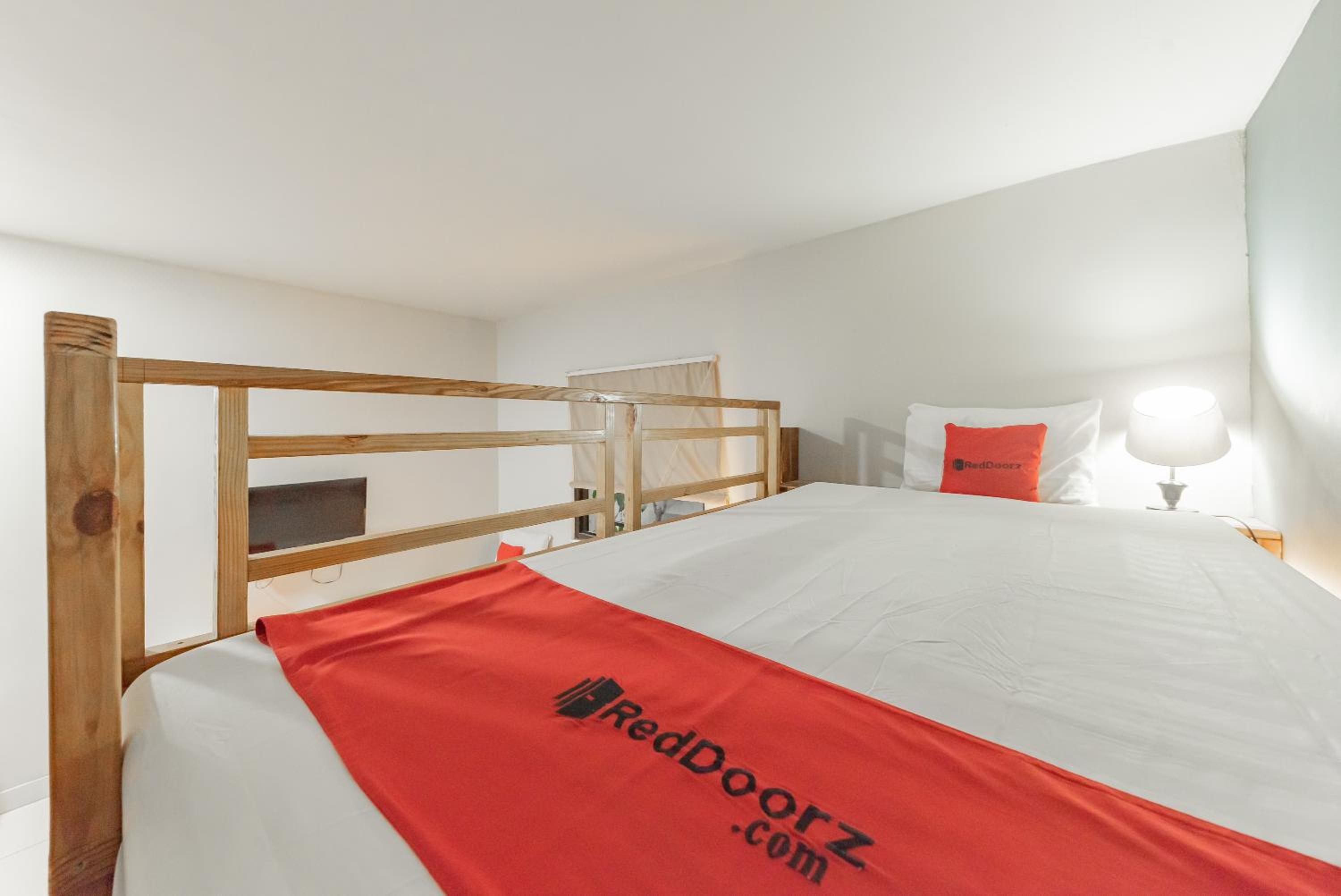 RedDoorz Plus near Asia Afrika 3