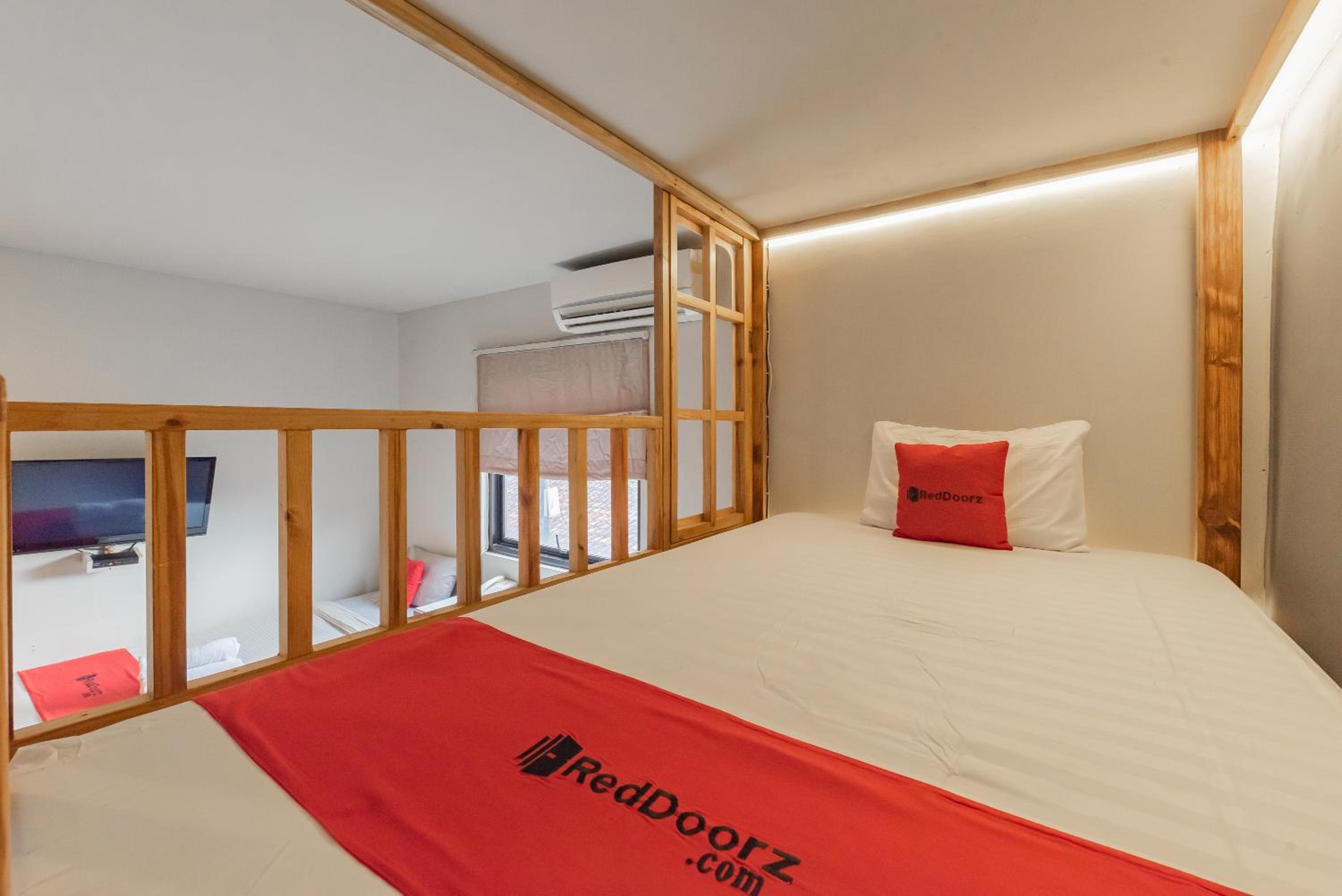 RedDoorz Plus near Asia Afrika 3