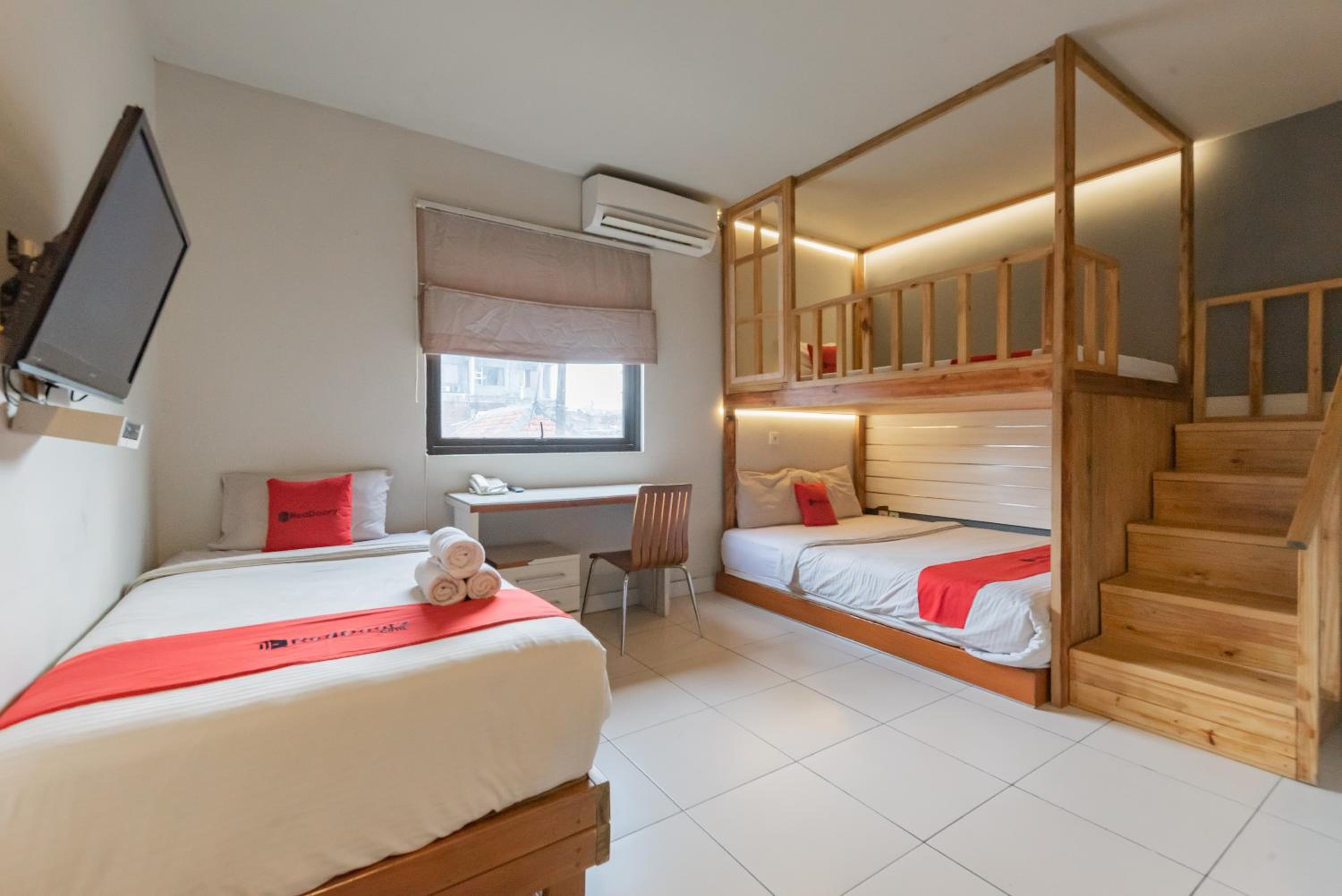 RedDoorz Plus near Asia Afrika 3
