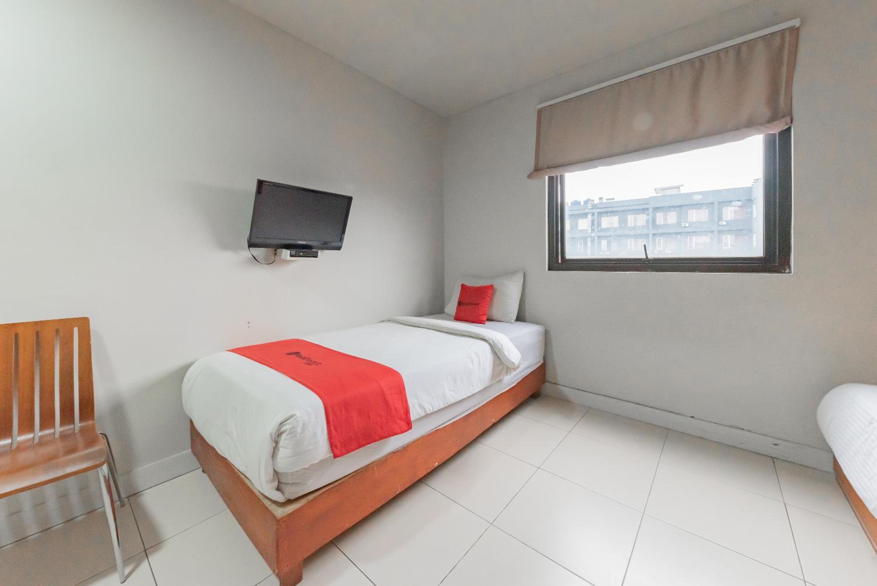 RedDoorz Plus near Asia Afrika 3