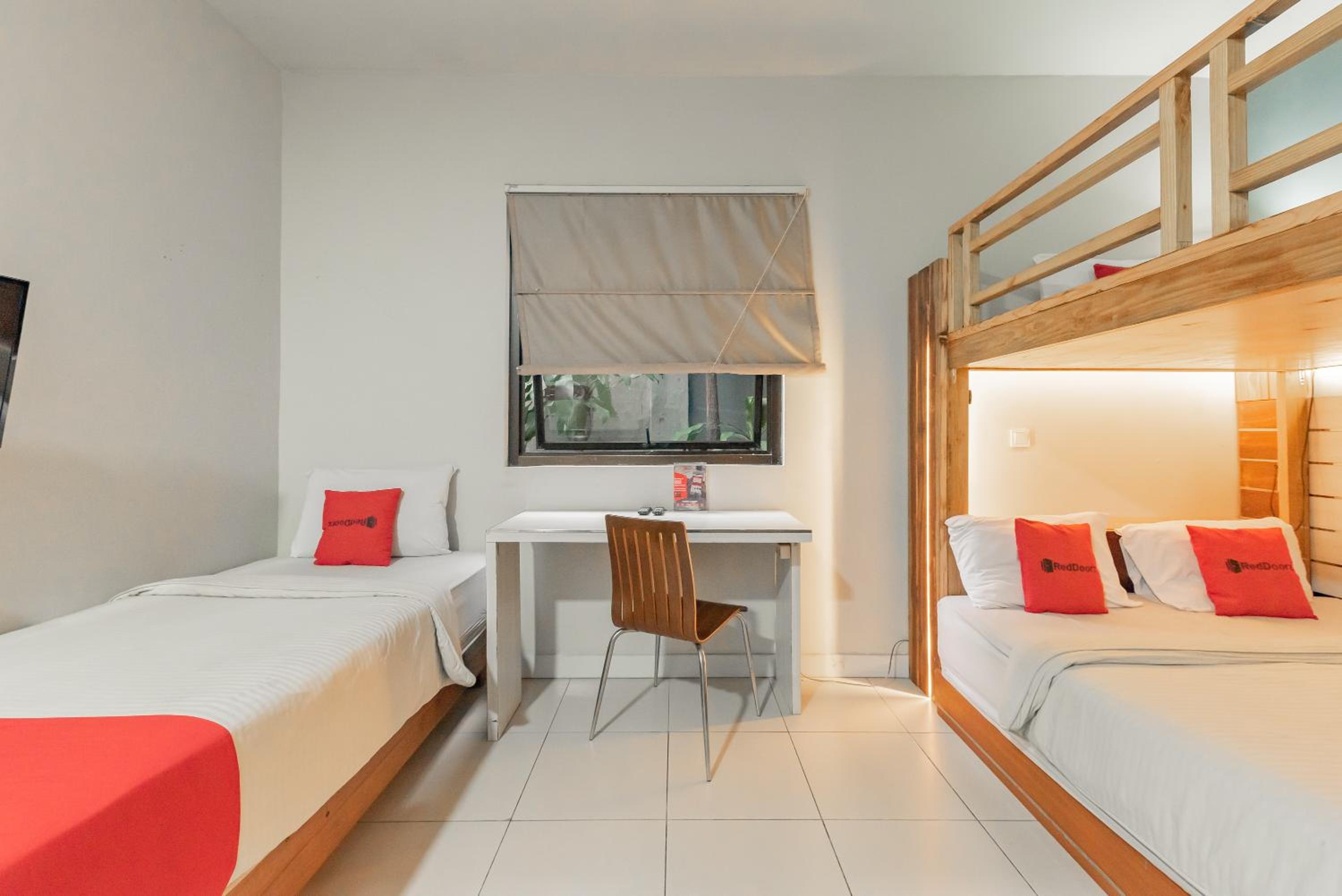 RedDoorz Plus near Asia Afrika 3