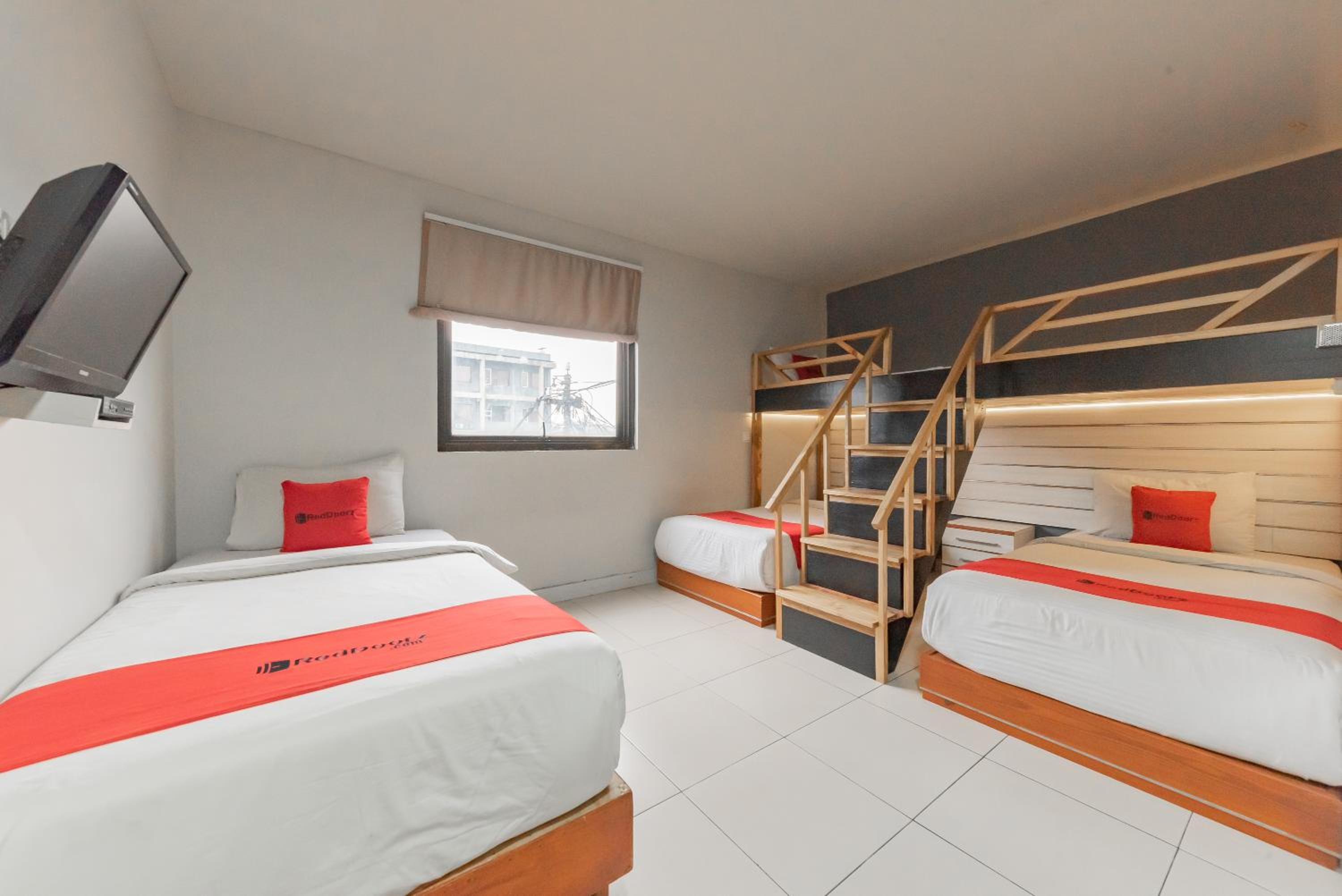 RedDoorz Plus near Asia Afrika 3