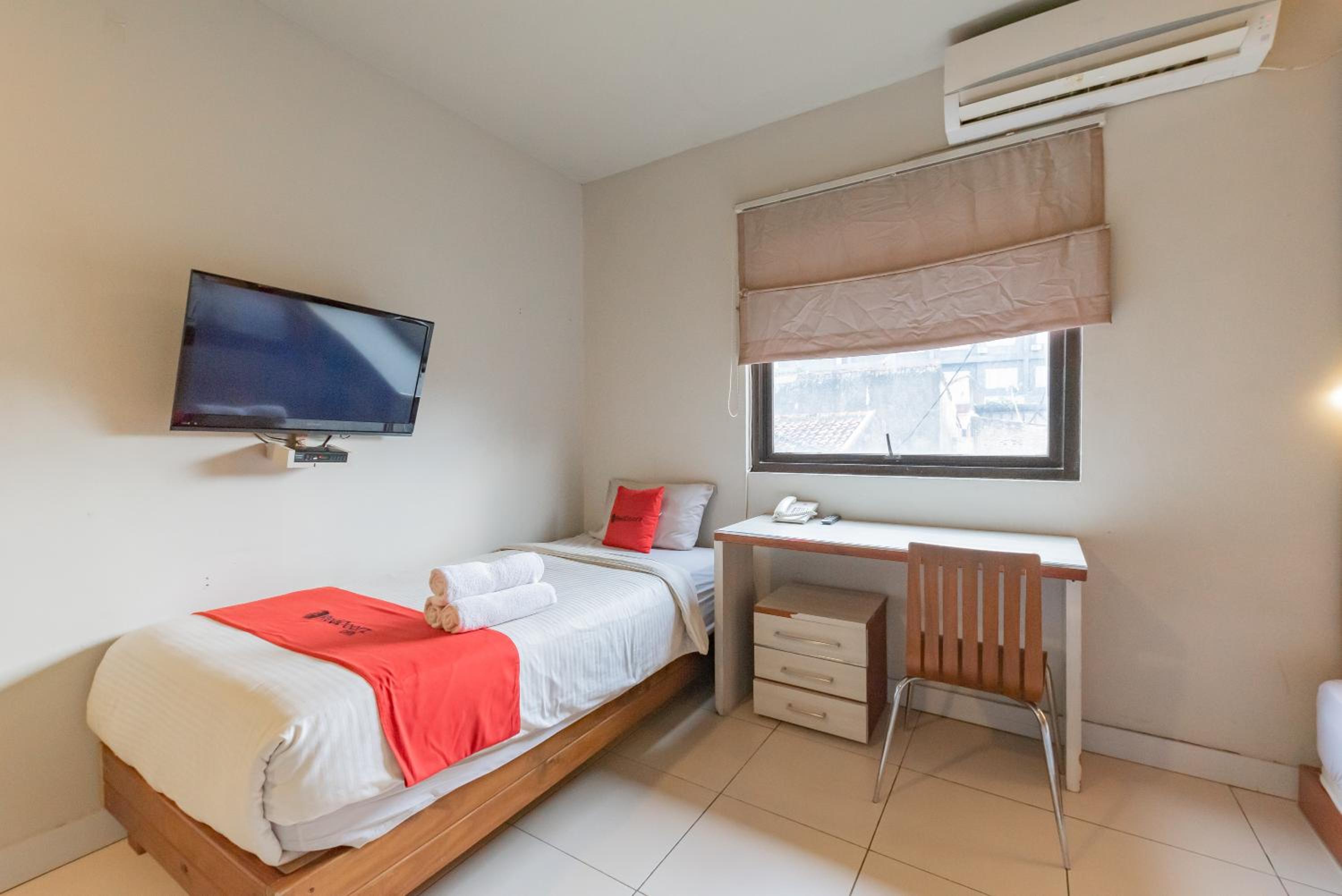 RedDoorz Plus near Asia Afrika 3