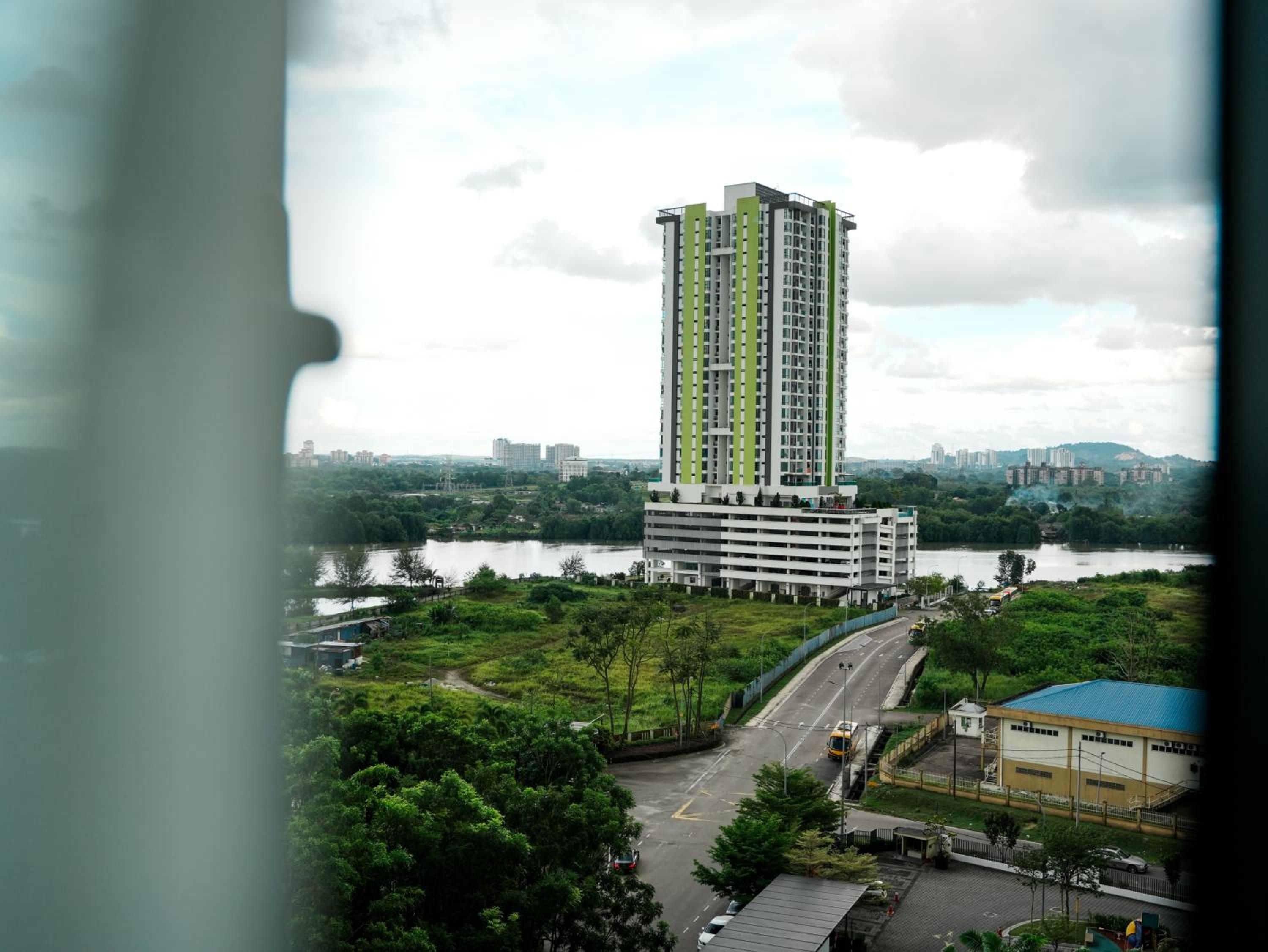CresentBay Muji 2BR nr Midvalley by Unique Home