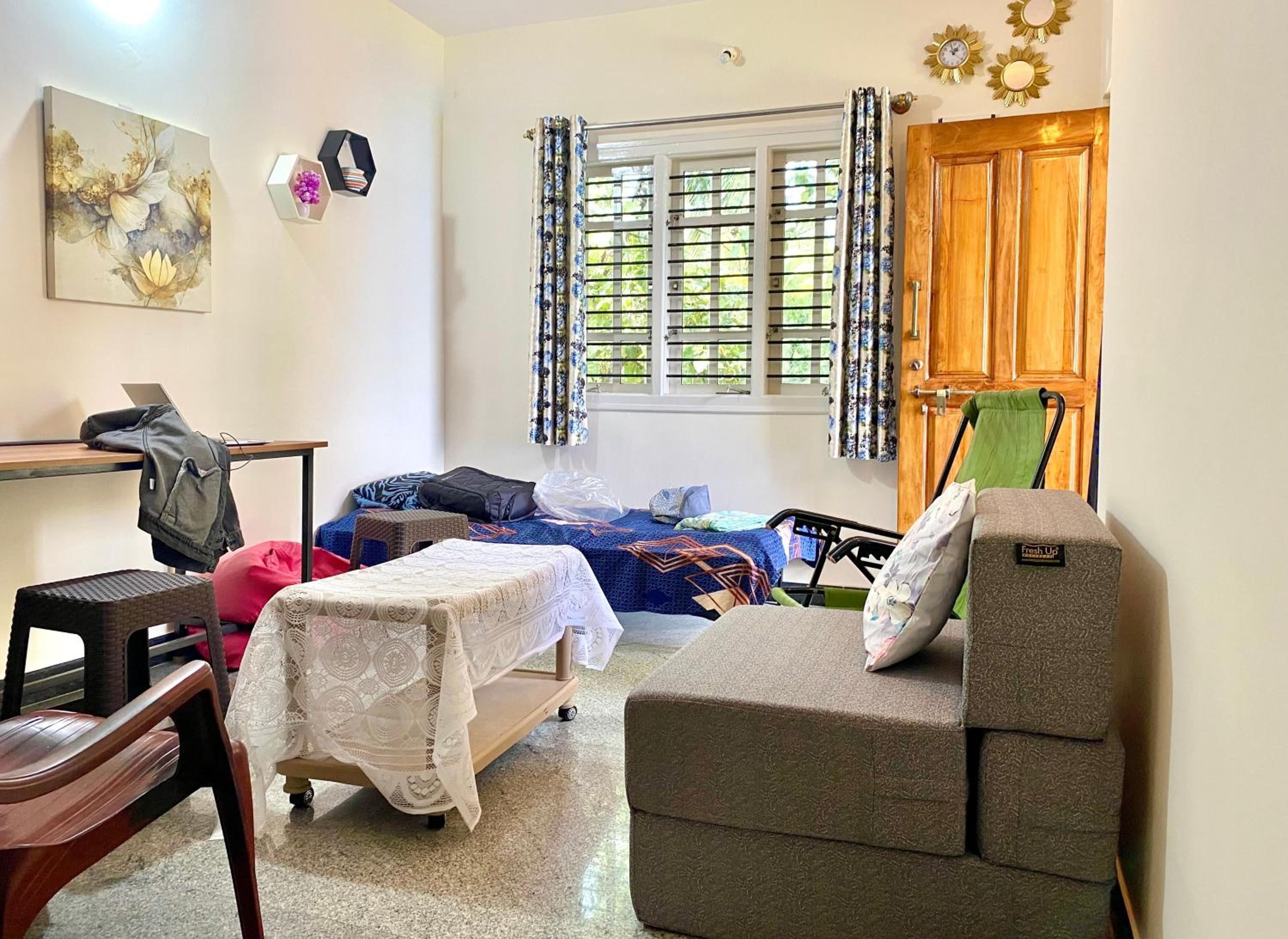 Spacious 2BHK for upto 12 Guests , Best for Families & Groups