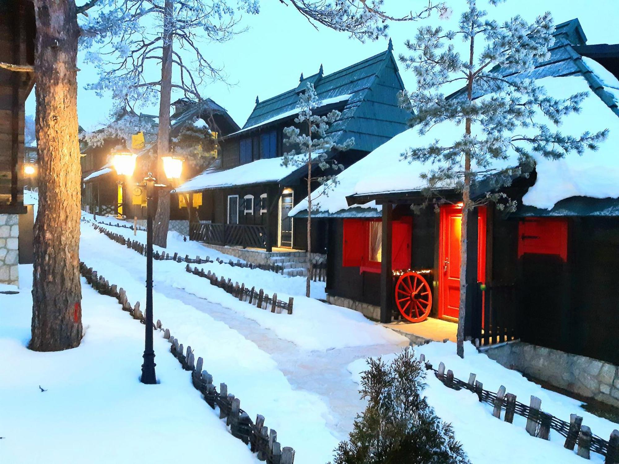 El Paso City, Zlatibor - Unique Wooden Cottages, Treehouse, Wild West Rooms, accommodation 1-6 people view 2