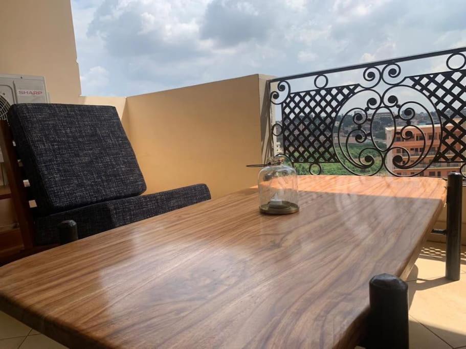 Magnifique 2P près de Touristique voyage Elig-Essono Yaounde, wifi groupe électrogène et parking