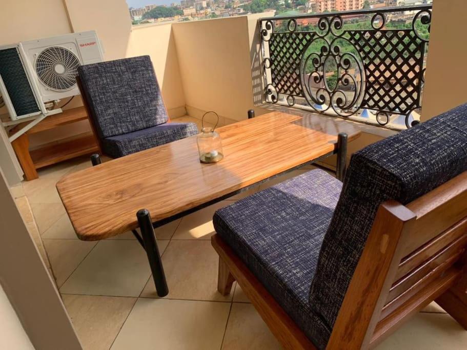 Magnifique 2P près de Touristique voyage Elig-Essono Yaounde, wifi groupe électrogène et parking