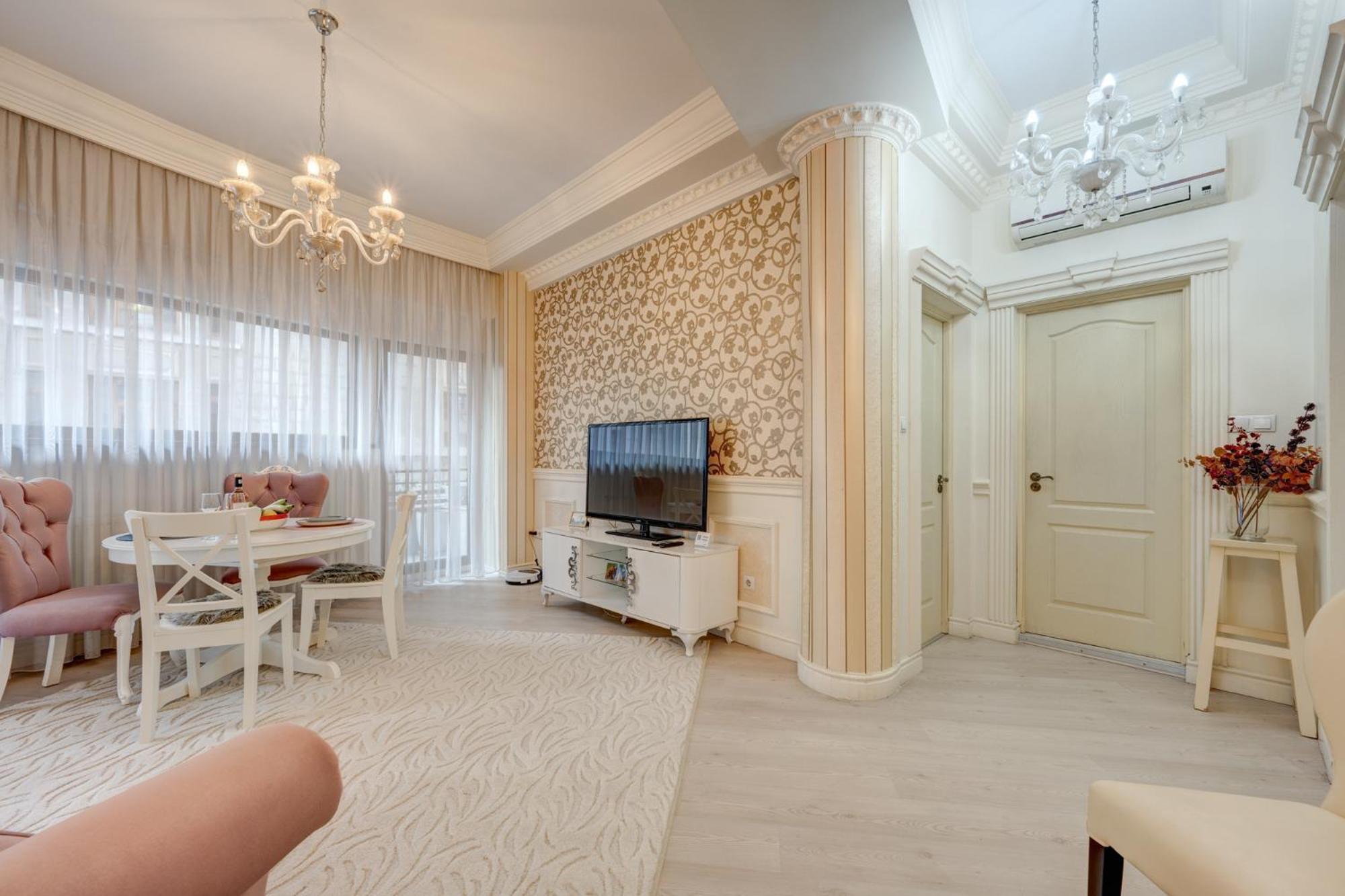 Beautiful 2BedFlatCismigiu view 5