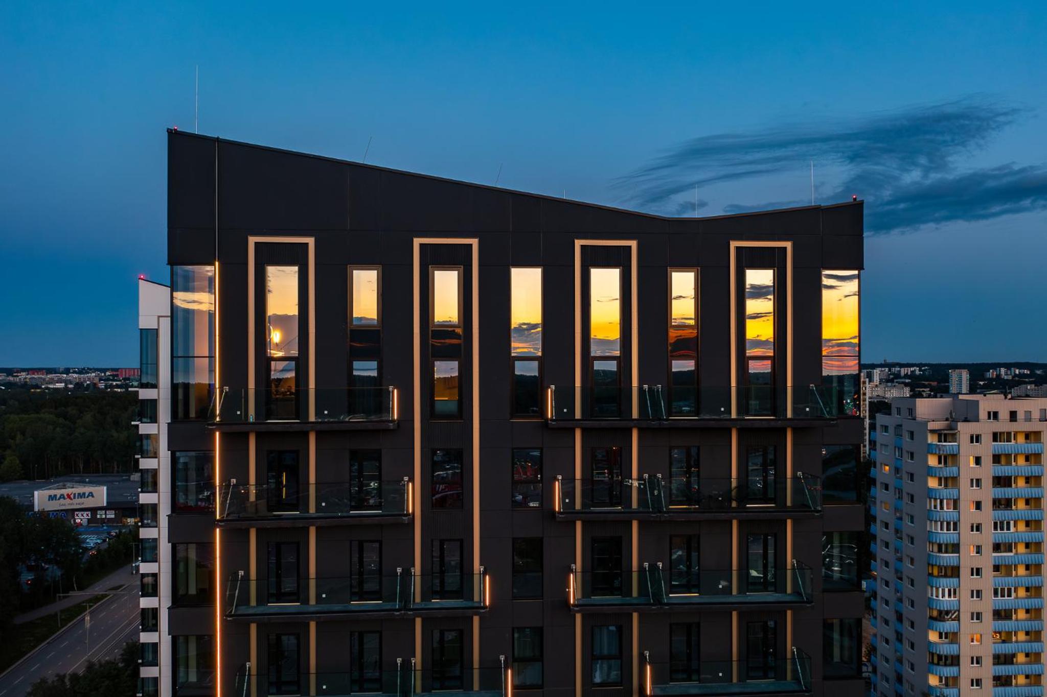 Elegant Seaview Penthouse 3BR Ensuite Luxury Retreat with Sauna and Free Parking view 5