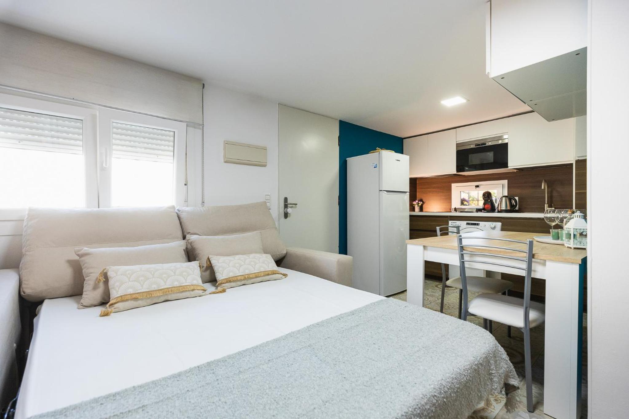 El Palo Beach House, Seaside Detached Duplex 20 Metres from the Beach, Málaga