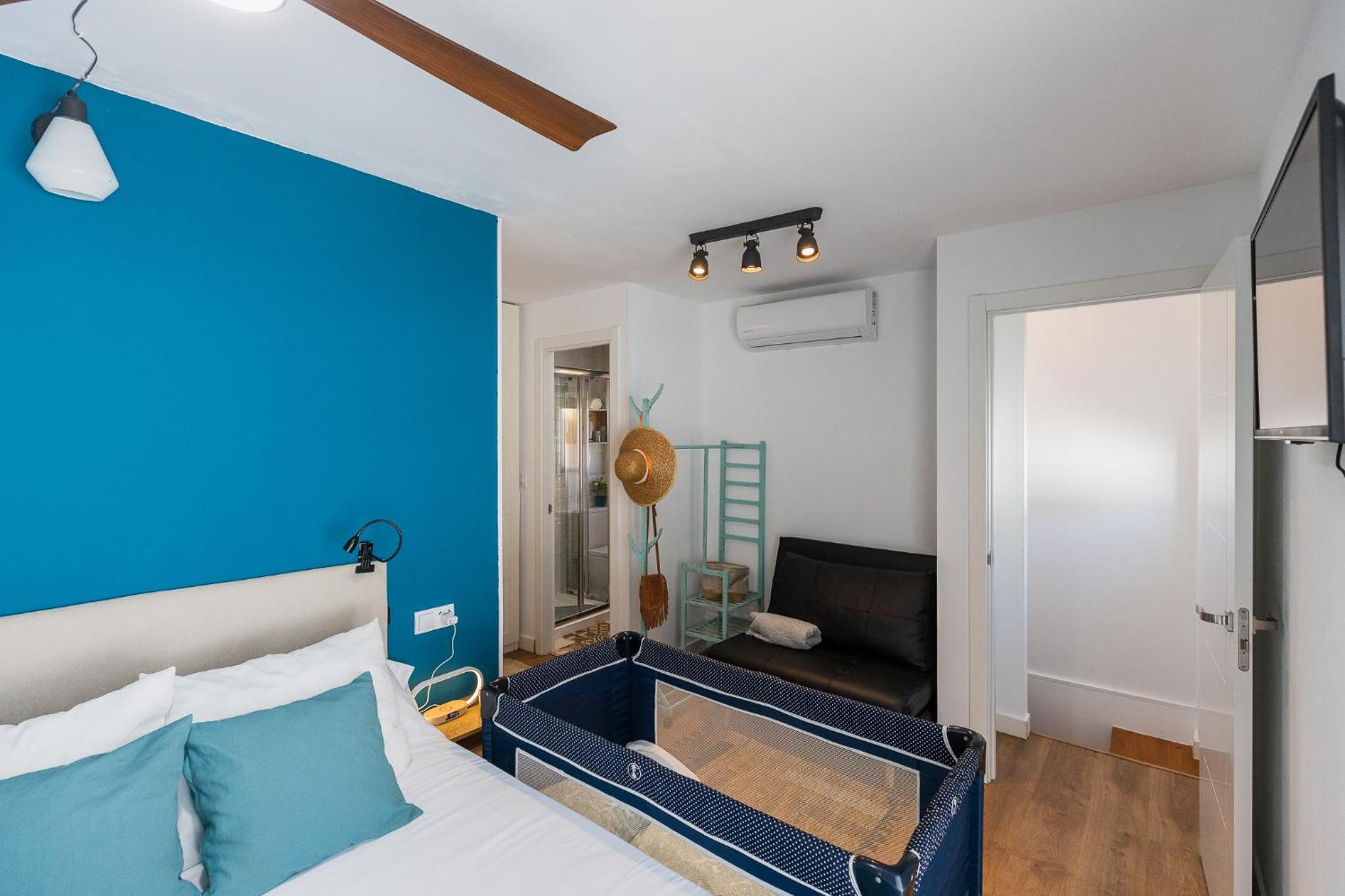 El Palo Beach House, Seaside Detached Duplex 20 Metres from the Beach, Málaga