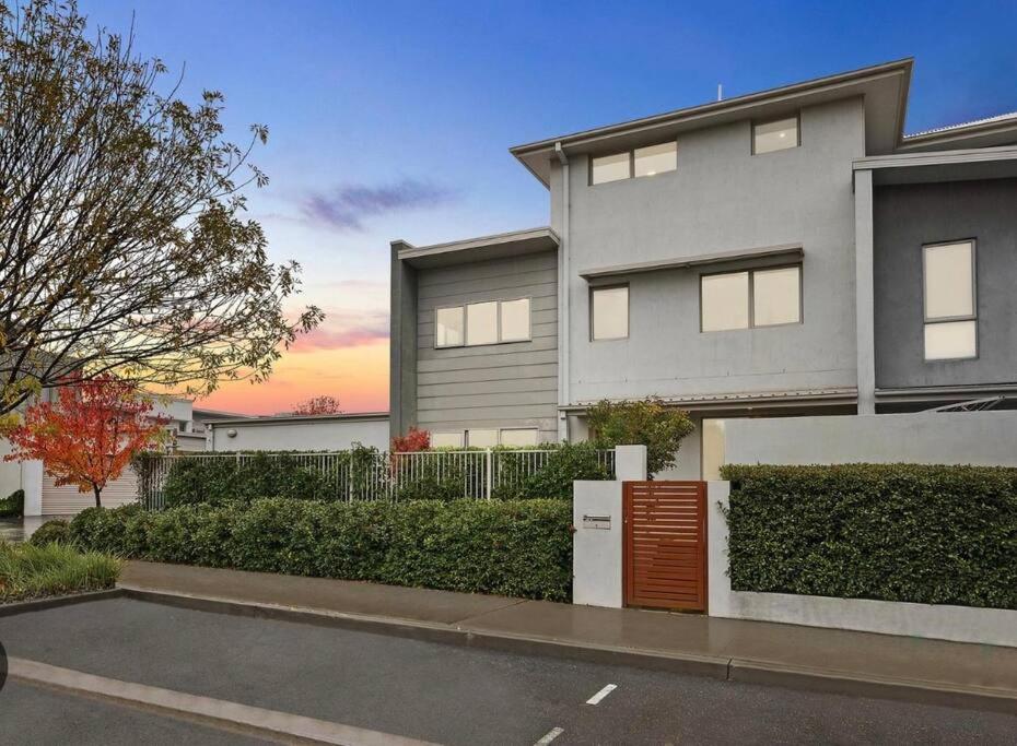 Stylish & Modern Townhouse in Canberra