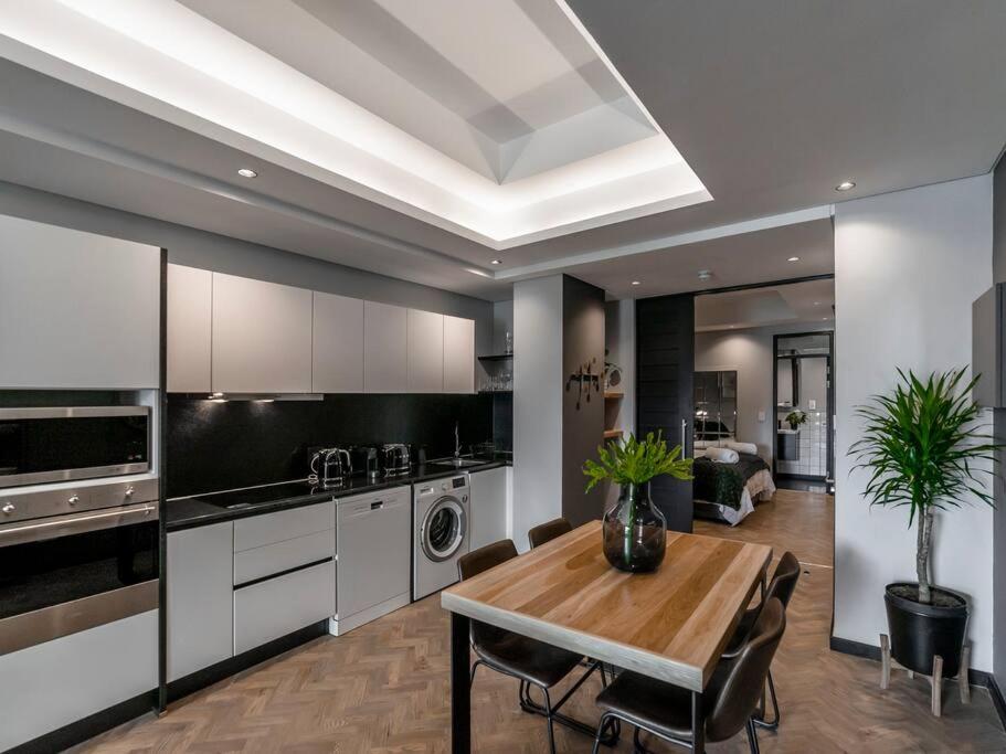Luxury City Living - 1 Bedroom with balcony view 3