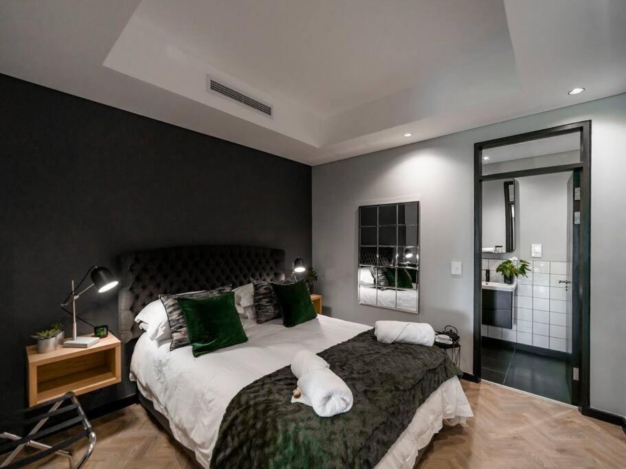Luxury City Living - 1 Bedroom with balcony view 4