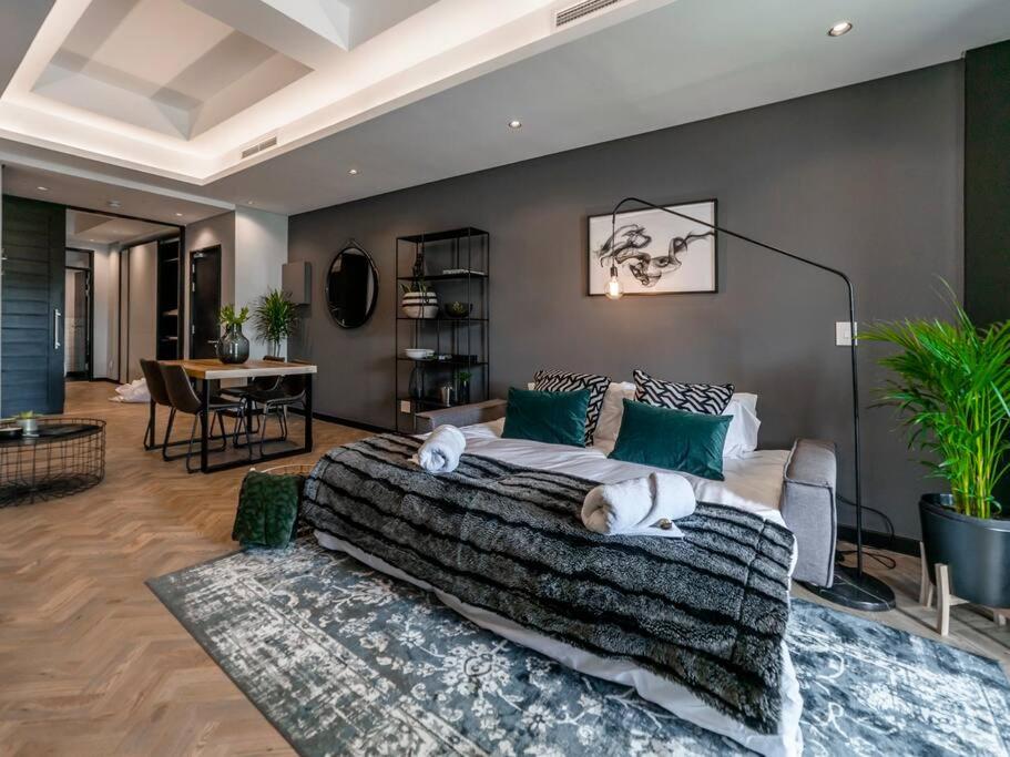 Luxury City Living - 1 Bedroom with balcony view 5